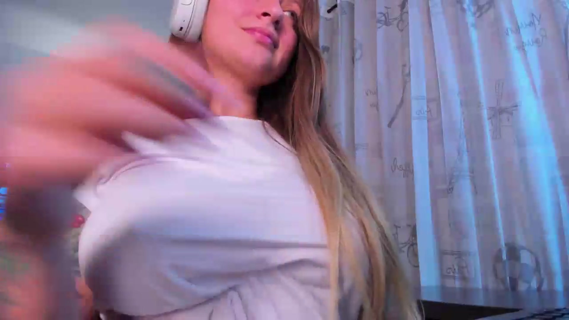 Gallery image thumbnail from Emmaa_hostt's myfreecams stream on, 08/12/2026, 01:44 image 17 of 20