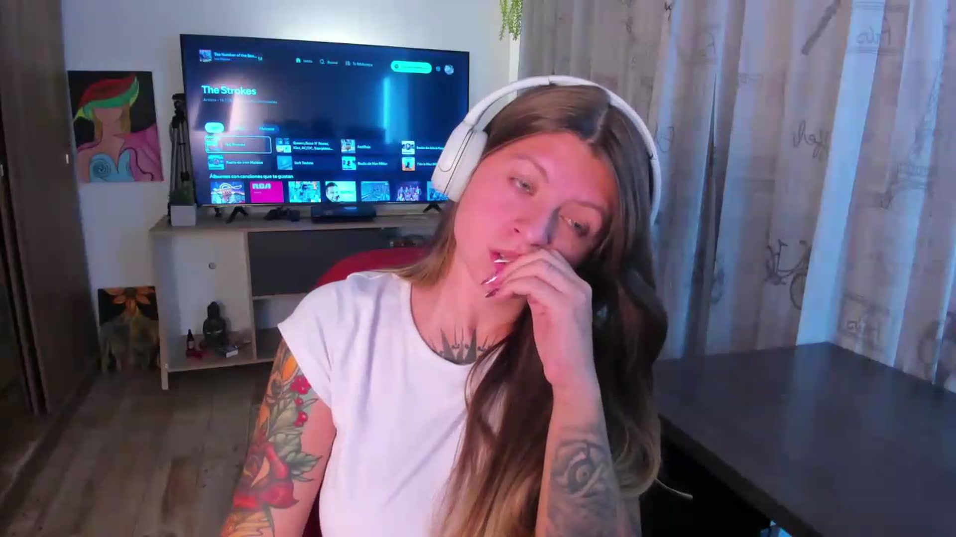 Gallery image thumbnail from Emmaa_hostt's myfreecams stream on, 08/12/2026, 01:44 image 14 of 20