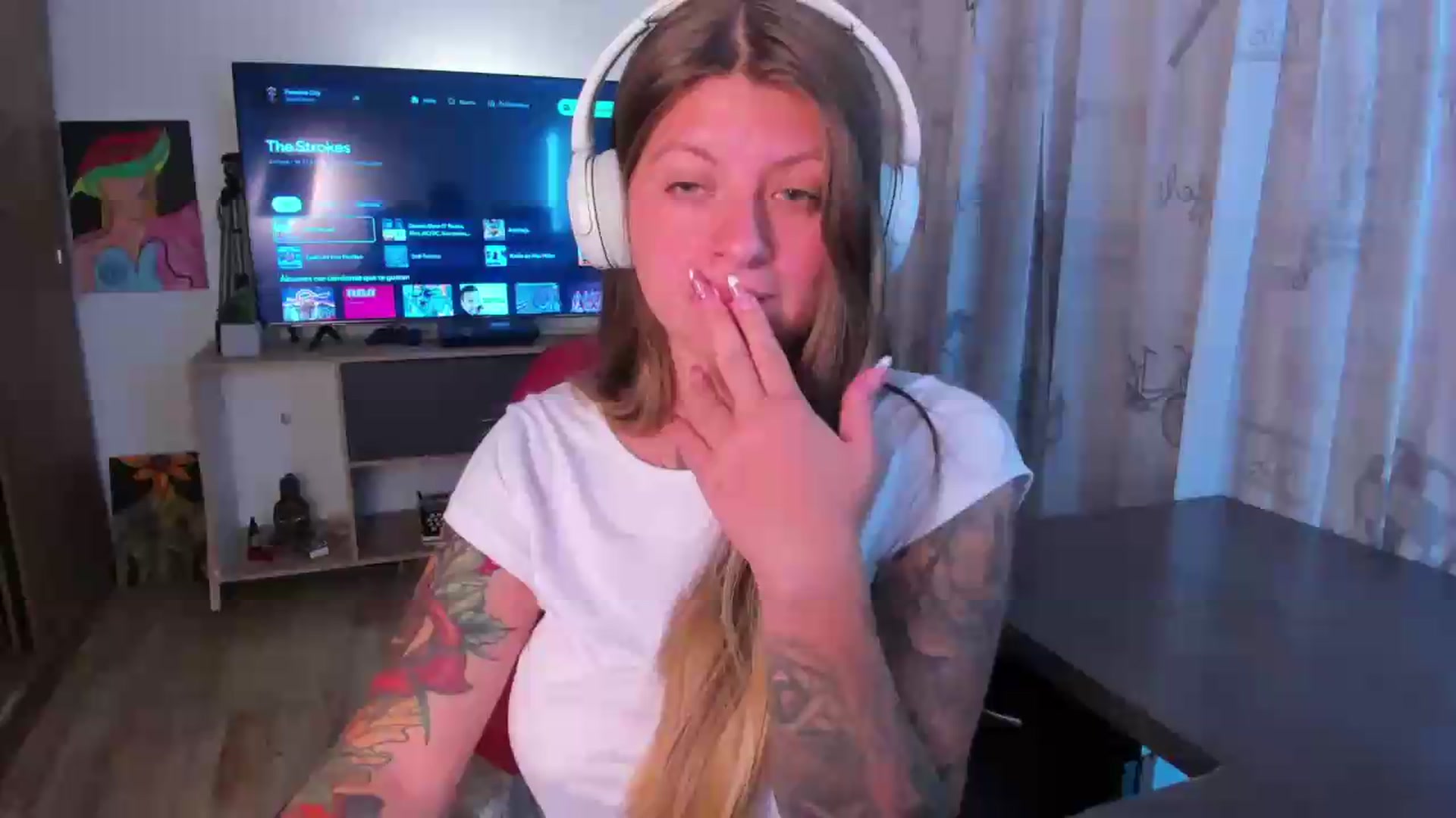 Gallery image thumbnail from Emmaa_hostt's myfreecams stream on, 08/12/2026, 01:44 image 1 of 20
