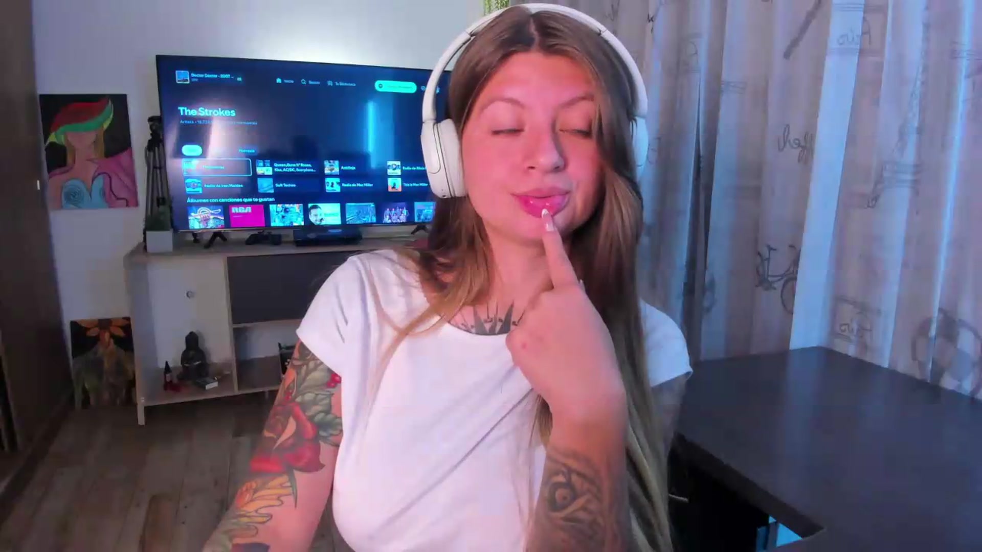 Gallery image thumbnail from Emmaa_hostt's myfreecams stream on, 08/12/2026, 01:44 image 6 of 20