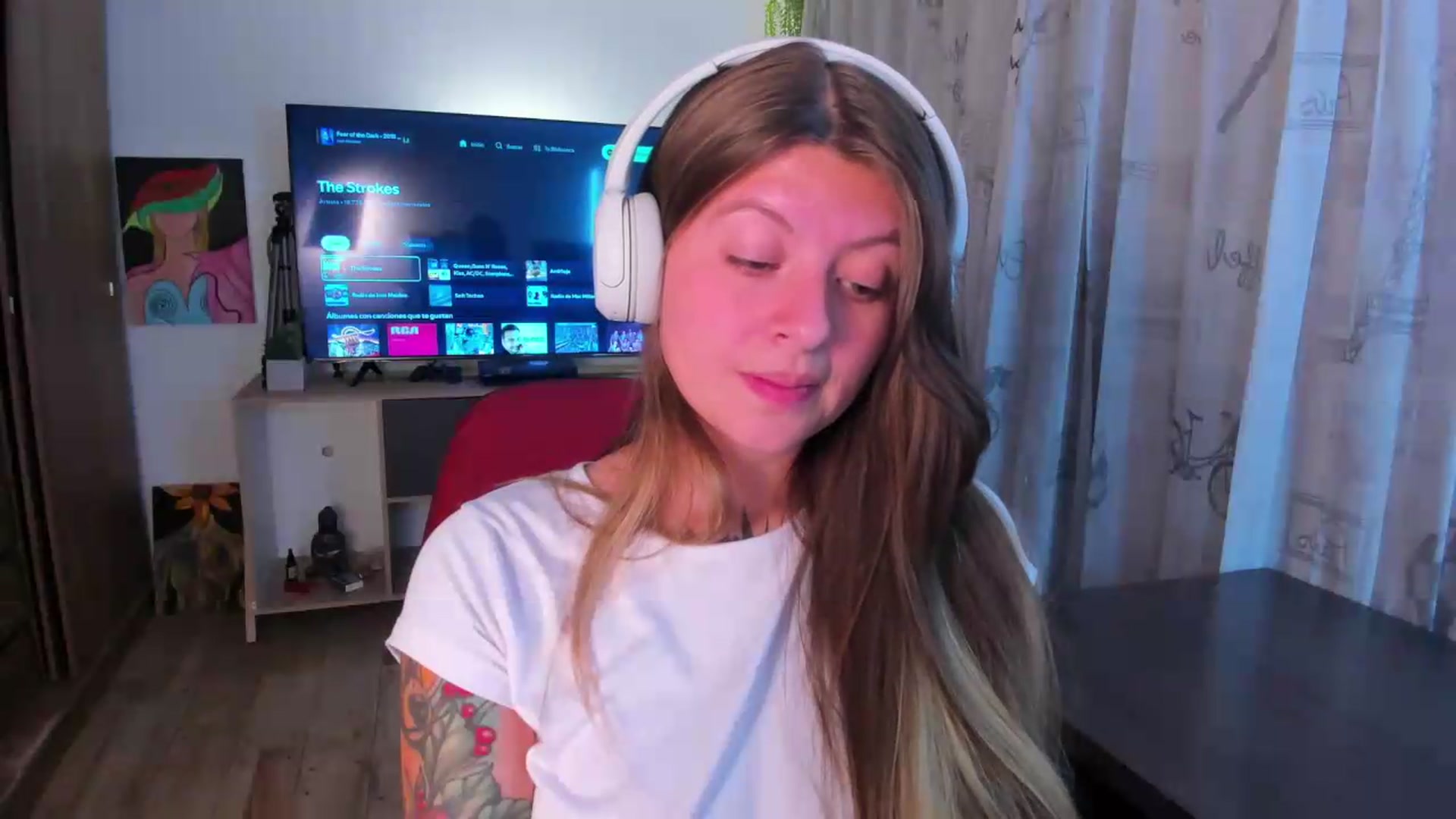 Gallery image thumbnail from Emmaa_hostt's myfreecams stream on, 08/12/2026, 01:44 image 8 of 20
