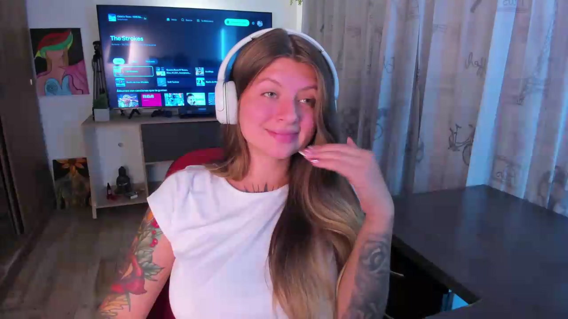 Gallery image thumbnail from Emmaa_hostt's myfreecams stream on, 08/12/2026, 01:44 image 20 of 20