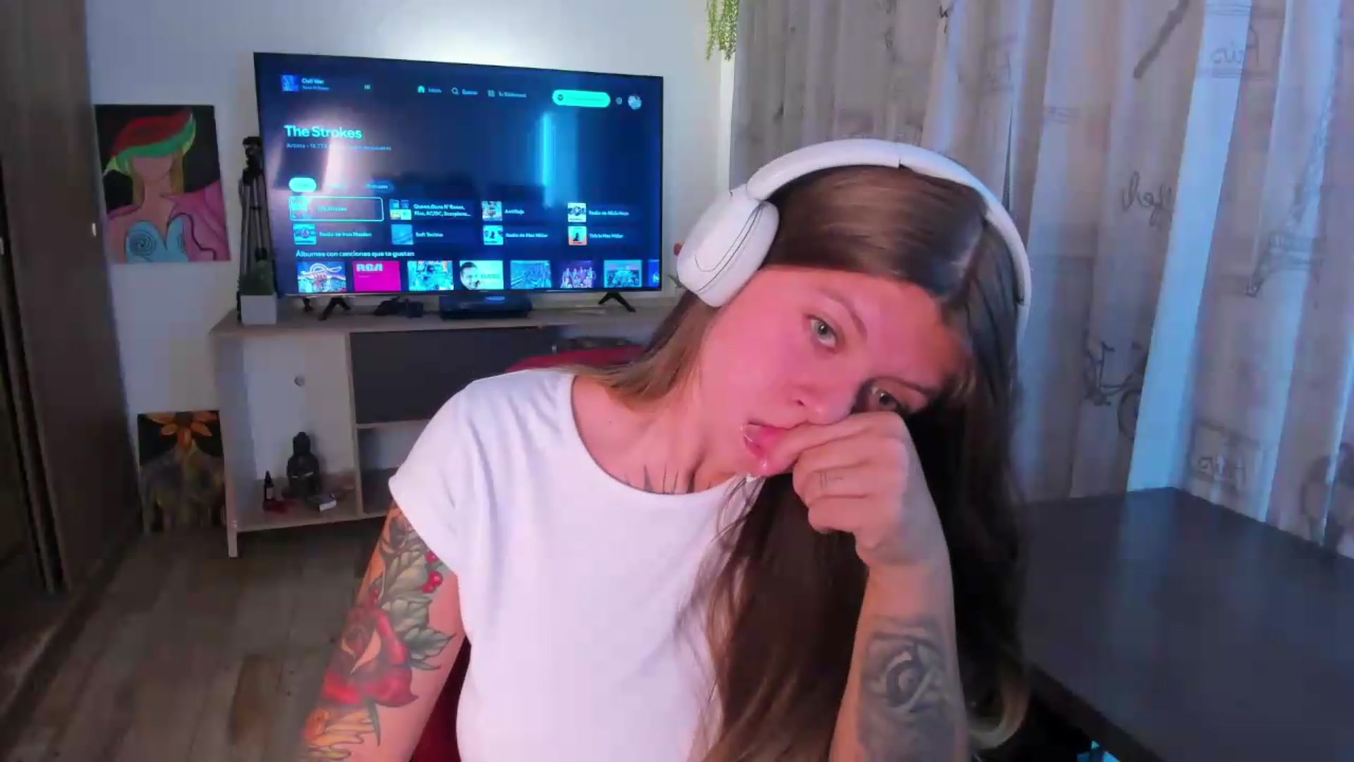Gallery image thumbnail from Emmaa_hostt's myfreecams stream on, 08/12/2026, 01:44 image 12 of 20