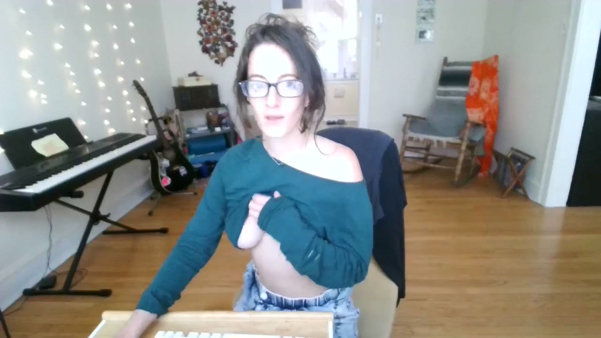 Gallery image thumbnail from EmmalineLime's myfreecams stream on, 05/14/2024, 20:21 image 8 of 20