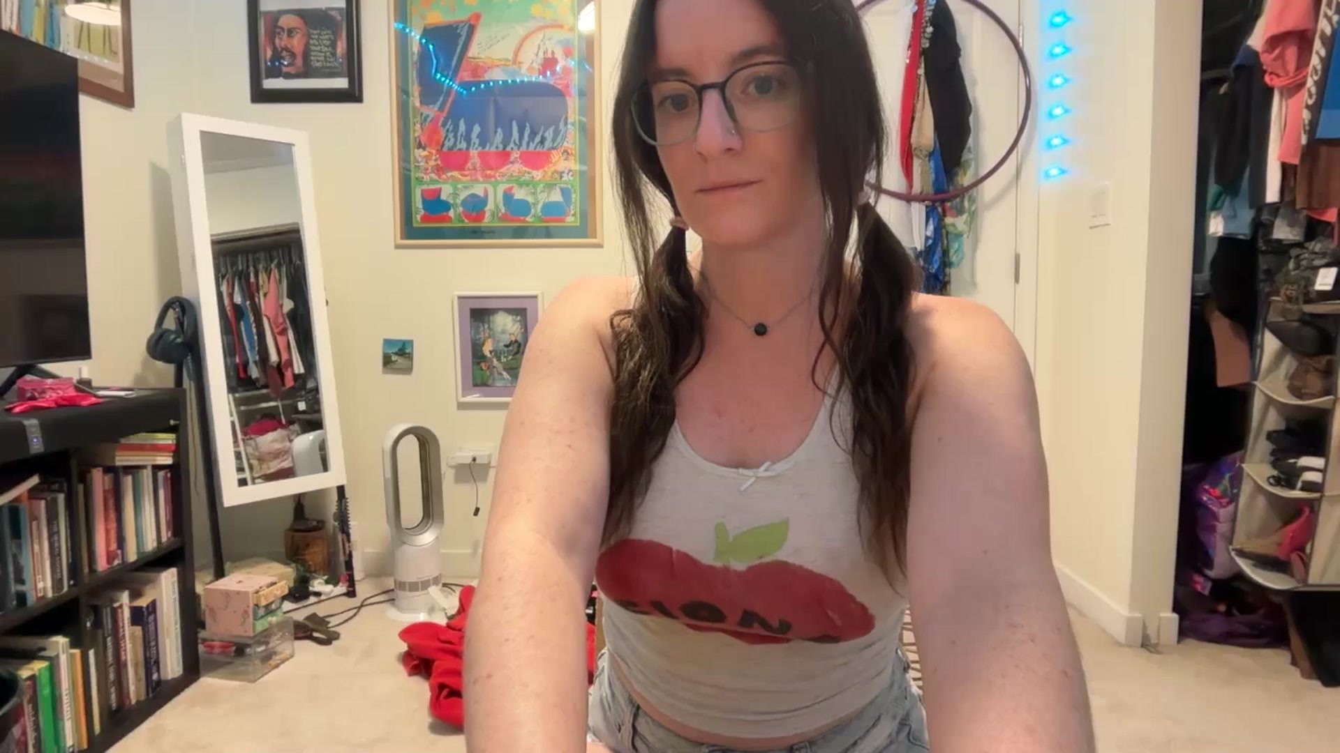 Gallery image thumbnail from EmmalineLime's myfreecams stream on, 04/01/2026, 04:59 image 10 of 20