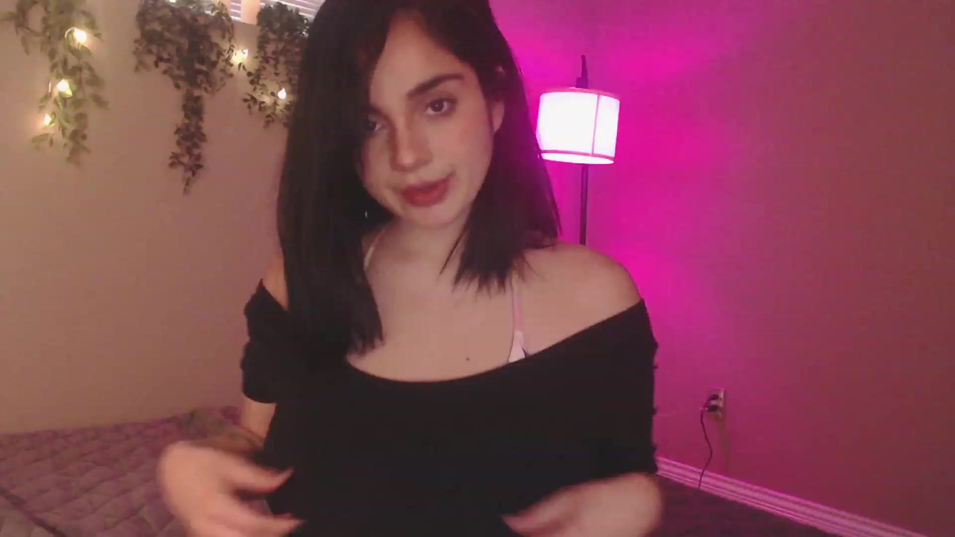 Gallery image thumbnail from Emmalovesit's myfreecams stream on, 03/22/2023, 17:15 image 4 of 20