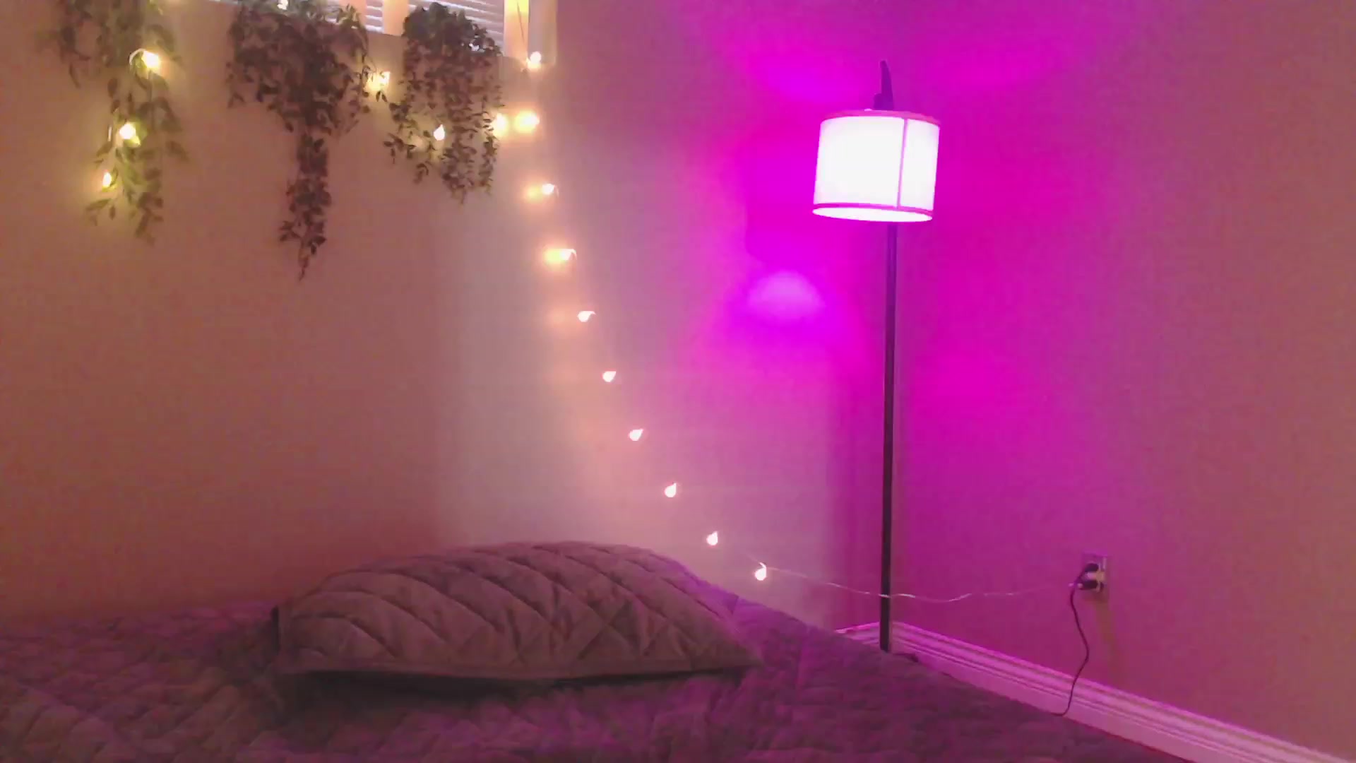 Gallery image thumbnail from Emmalovesit's myfreecams stream on, 03/22/2023, 18:46 image 1 of 20