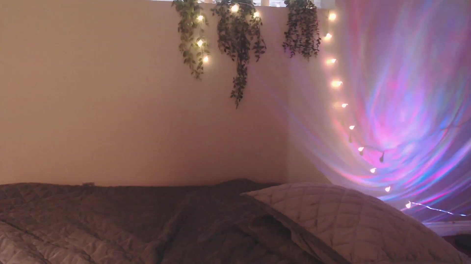 Gallery image thumbnail from Emmalovesit's myfreecams stream on, 03/28/2023, 16:53 image 14 of 20