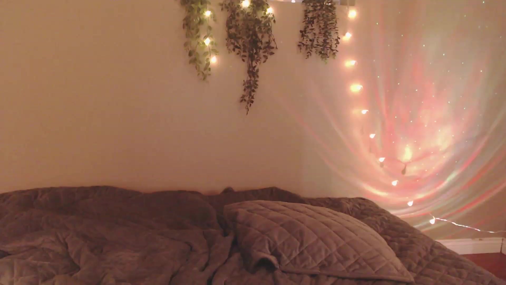 Gallery image thumbnail from Emmalovesit's myfreecams stream on, 03/28/2023, 19:08 image 20 of 20