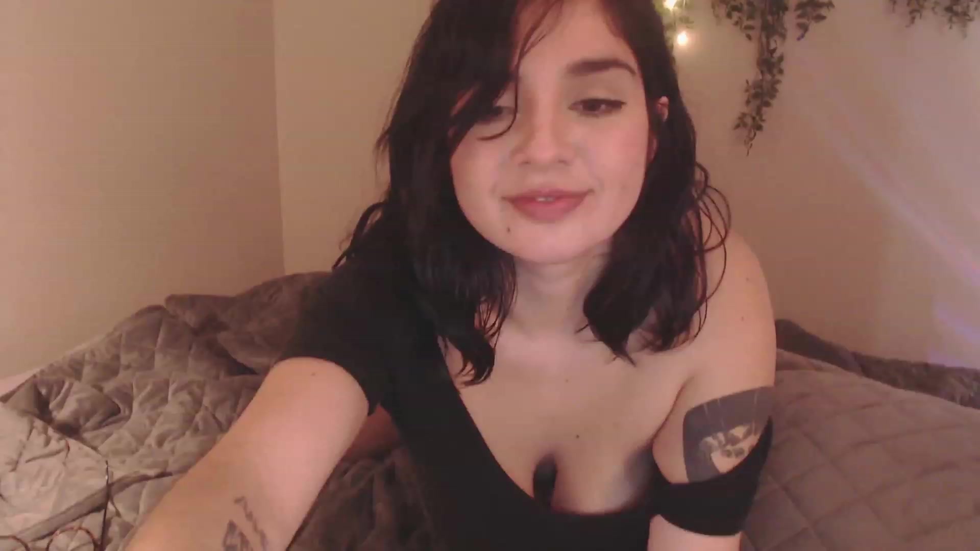 Gallery image thumbnail from Emmalovesit's myfreecams stream on, 03/28/2023, 19:08 image 16 of 20
