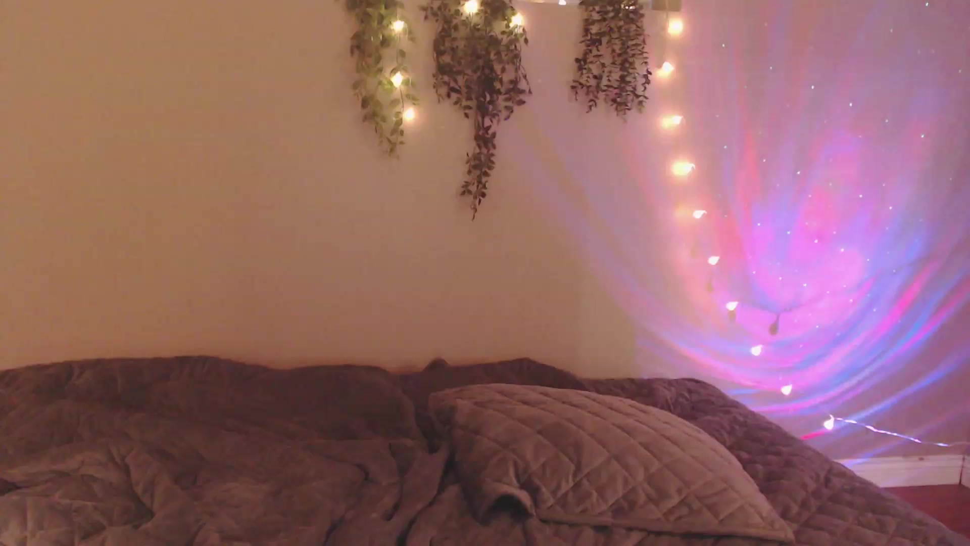 Gallery image thumbnail from Emmalovesit's myfreecams stream on, 03/28/2023, 19:08 image 19 of 20