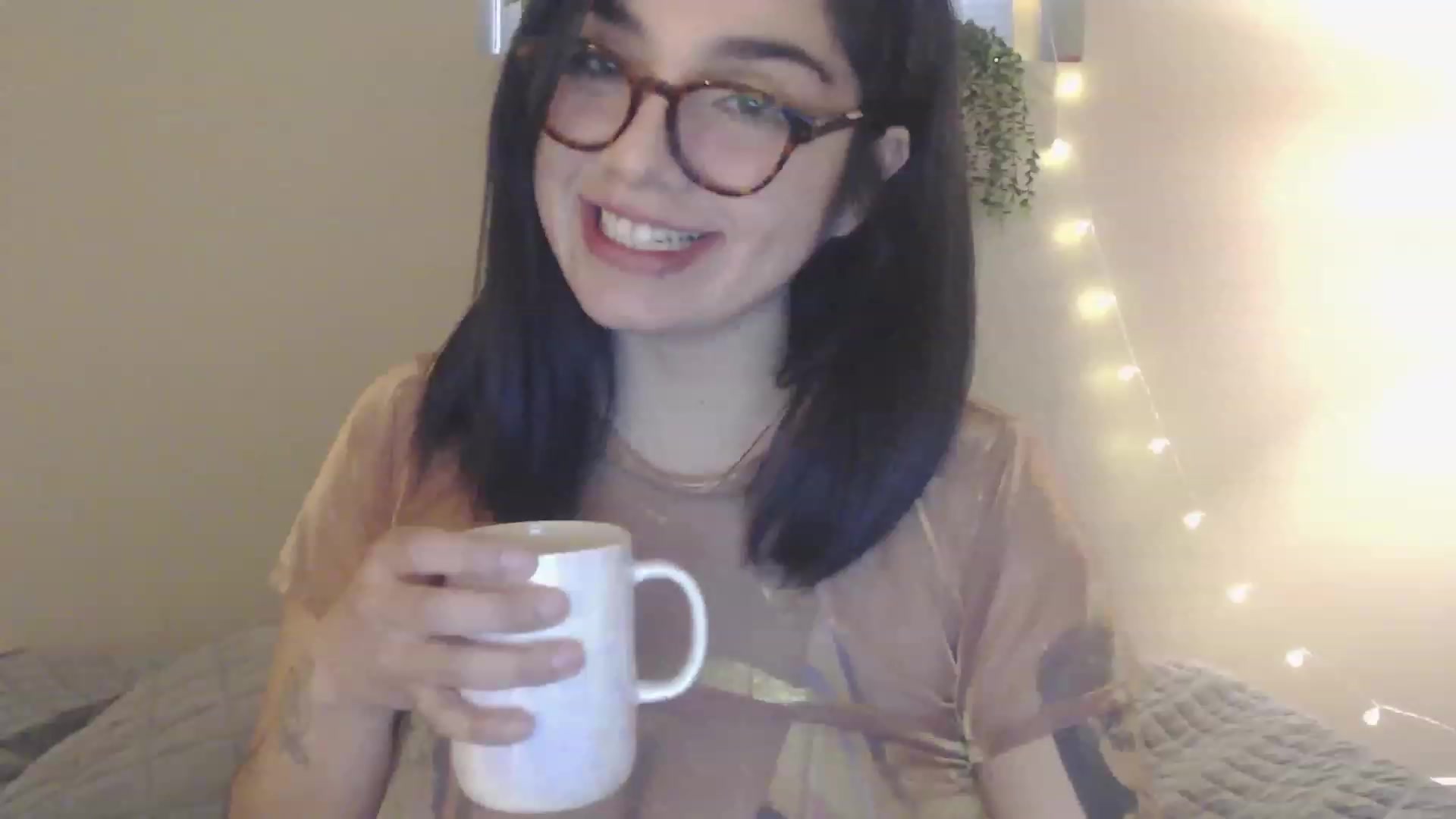 Gallery image thumbnail from Emmalovesit's myfreecams stream on, 04/06/2023, 19:24 image 18 of 20