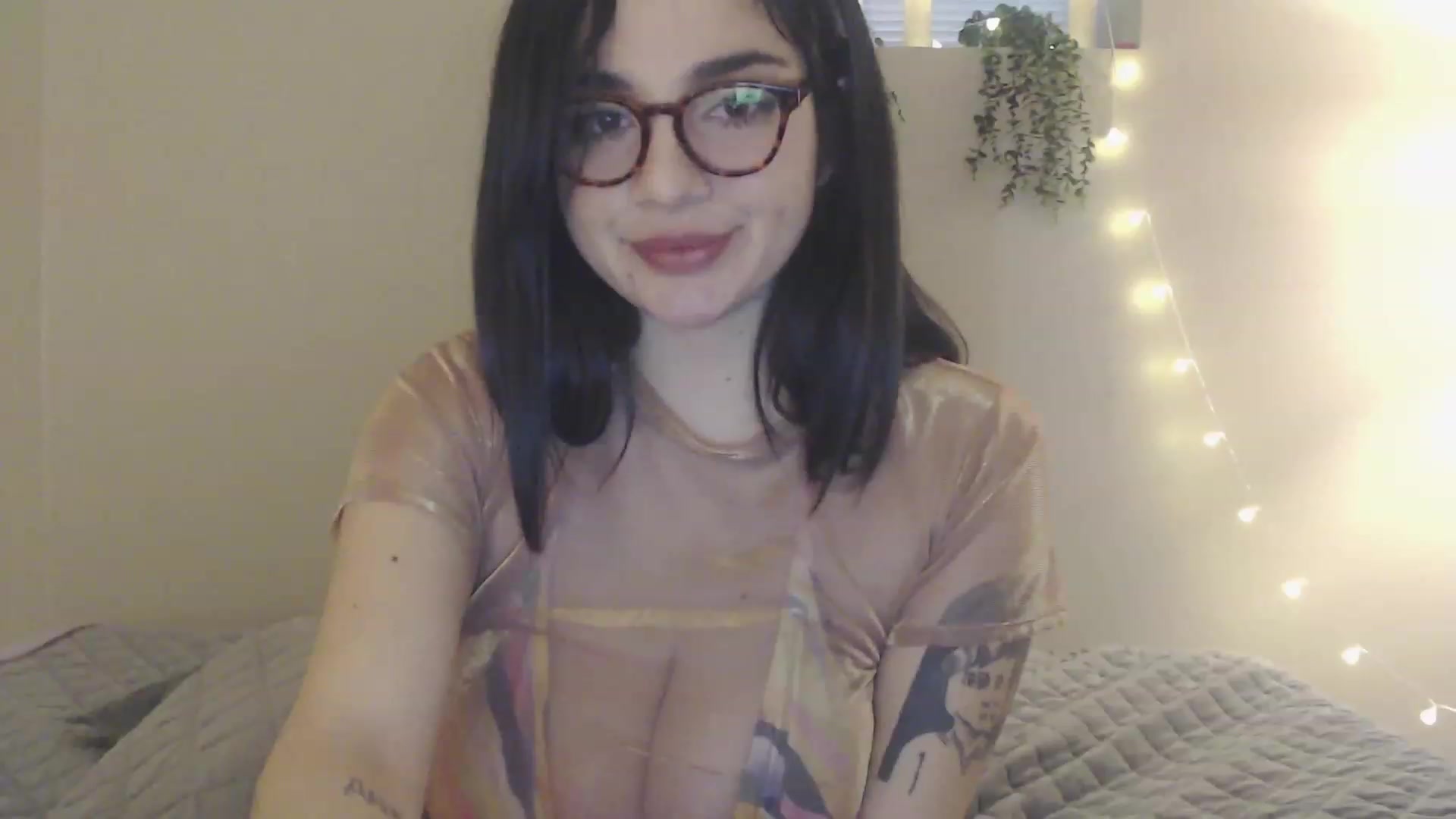Gallery image thumbnail from Emmalovesit's myfreecams stream on, 04/06/2023, 19:24 image 17 of 20
