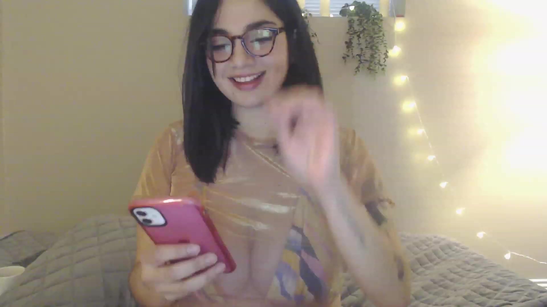 Gallery image thumbnail from Emmalovesit's myfreecams stream on, 04/06/2023, 19:24 image 19 of 20
