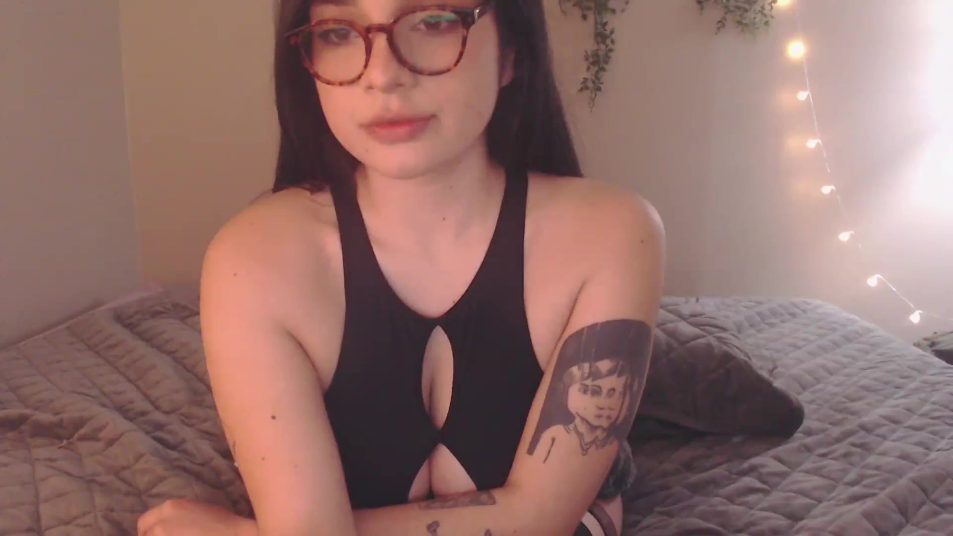 Gallery image thumbnail from Emmalovesit's myfreecams stream on, 04/16/2023, 18:51 image 18 of 20