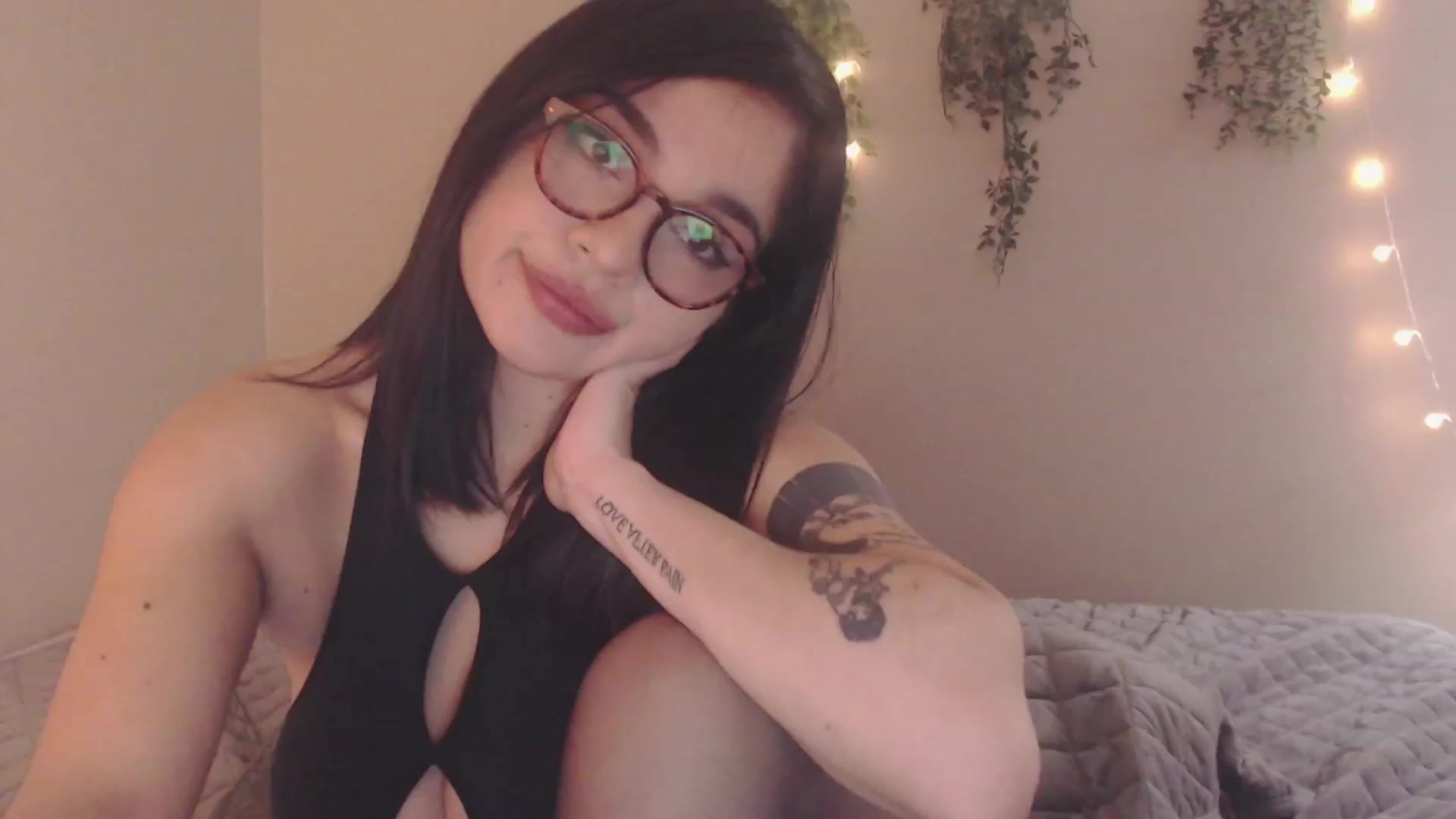 Gallery image thumbnail from Emmalovesit's myfreecams stream on, 04/16/2023, 19:38 image 11 of 20