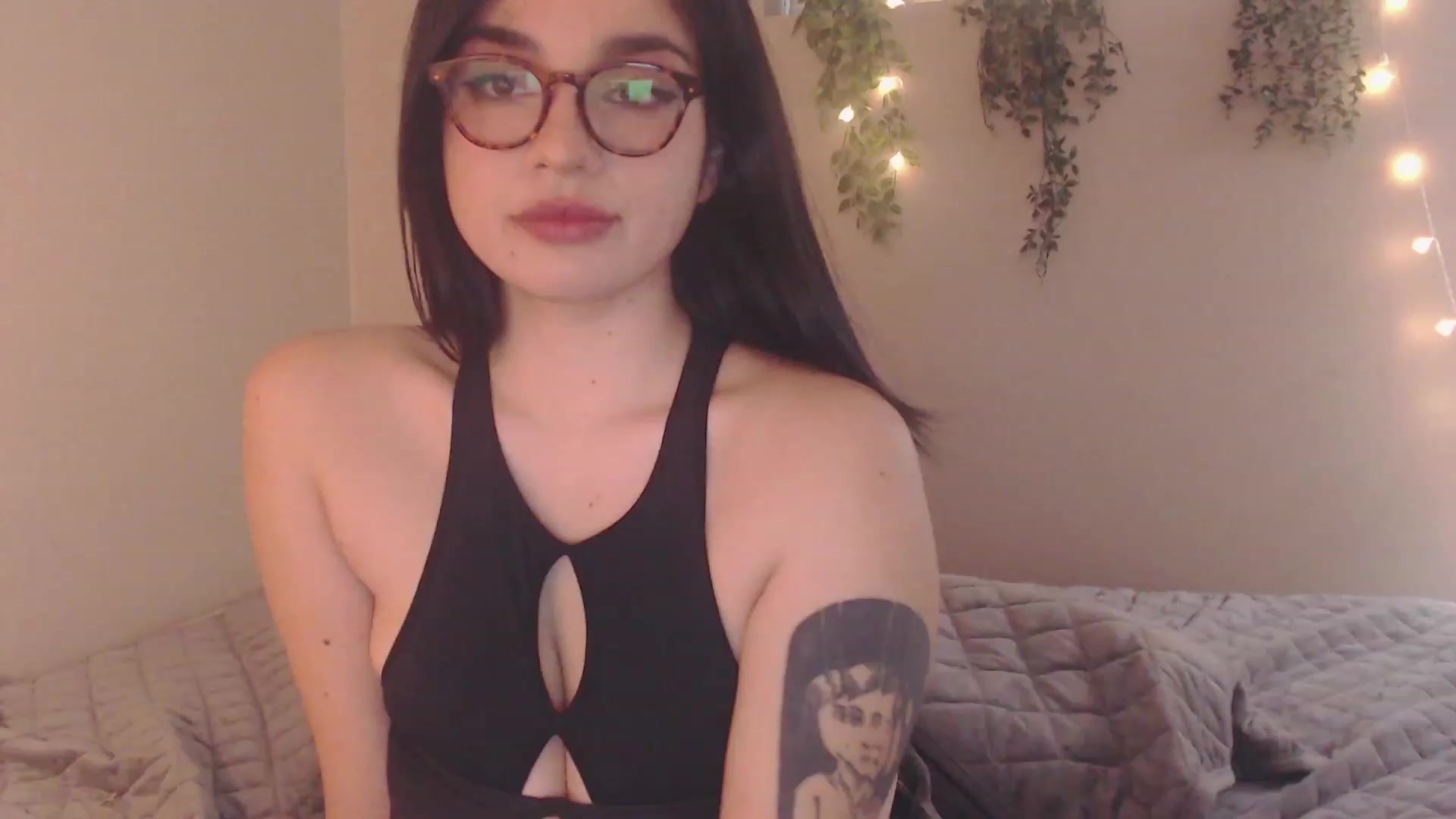 Gallery image thumbnail from Emmalovesit's myfreecams stream on, 04/16/2023, 19:38 image 4 of 20