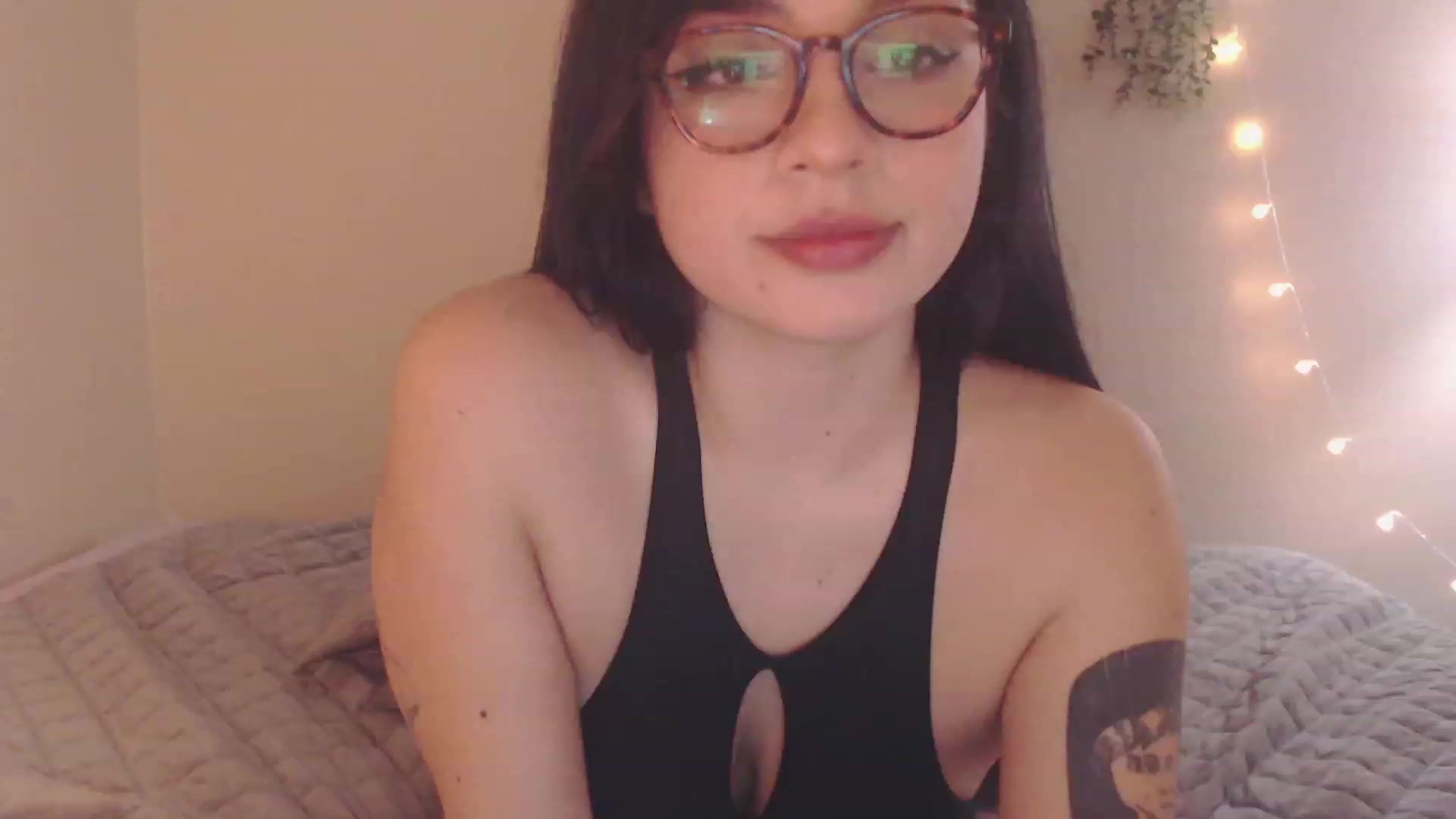 Gallery image thumbnail from Emmalovesit's myfreecams stream on, 04/16/2023, 19:38 image 17 of 20