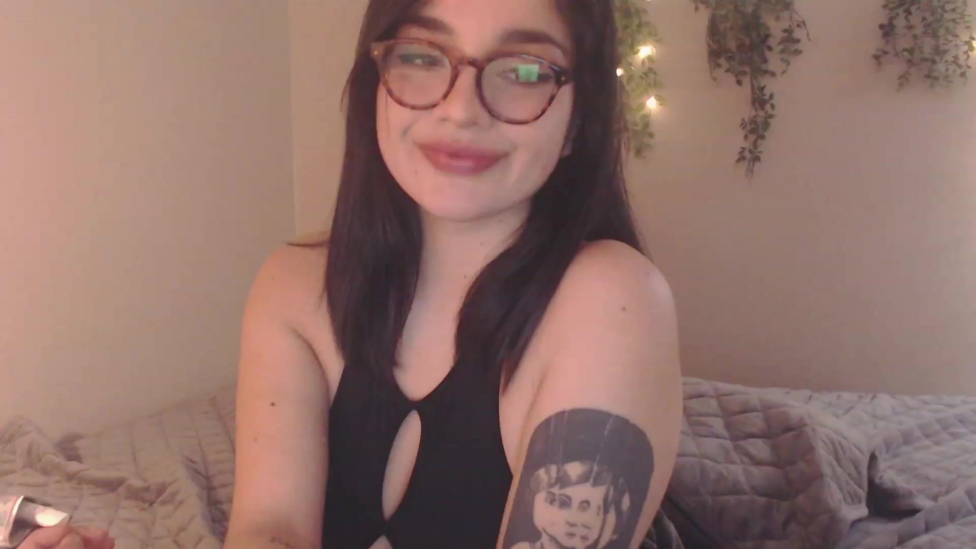 Gallery image thumbnail from Emmalovesit's myfreecams stream on, 04/16/2023, 19:38 image 7 of 20