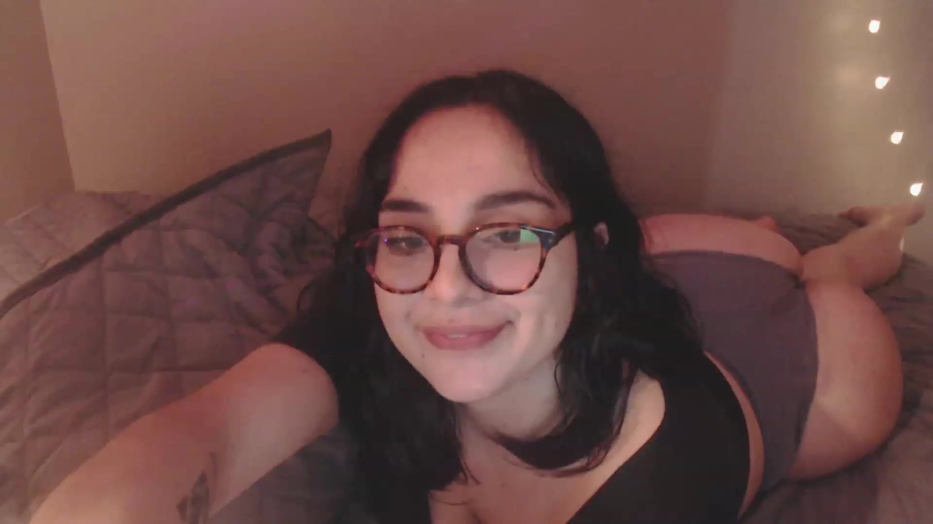 Gallery image thumbnail from Emmalovesit's myfreecams stream on, 04/17/2023, 18:54 image 16 of 20