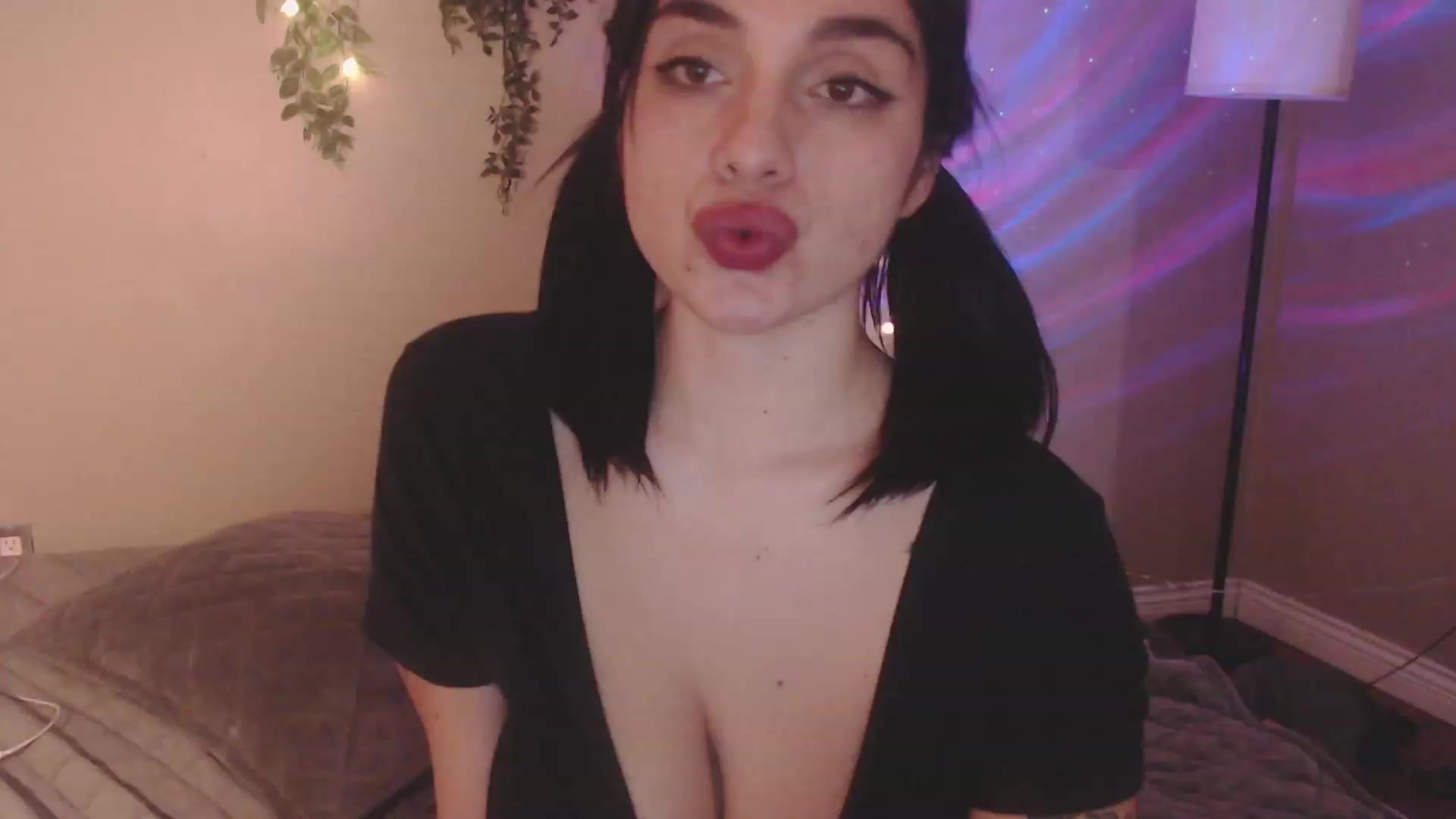 Gallery image thumbnail from Emmalovesit's myfreecams stream on, 04/17/2023, 23:17 image 3 of 20