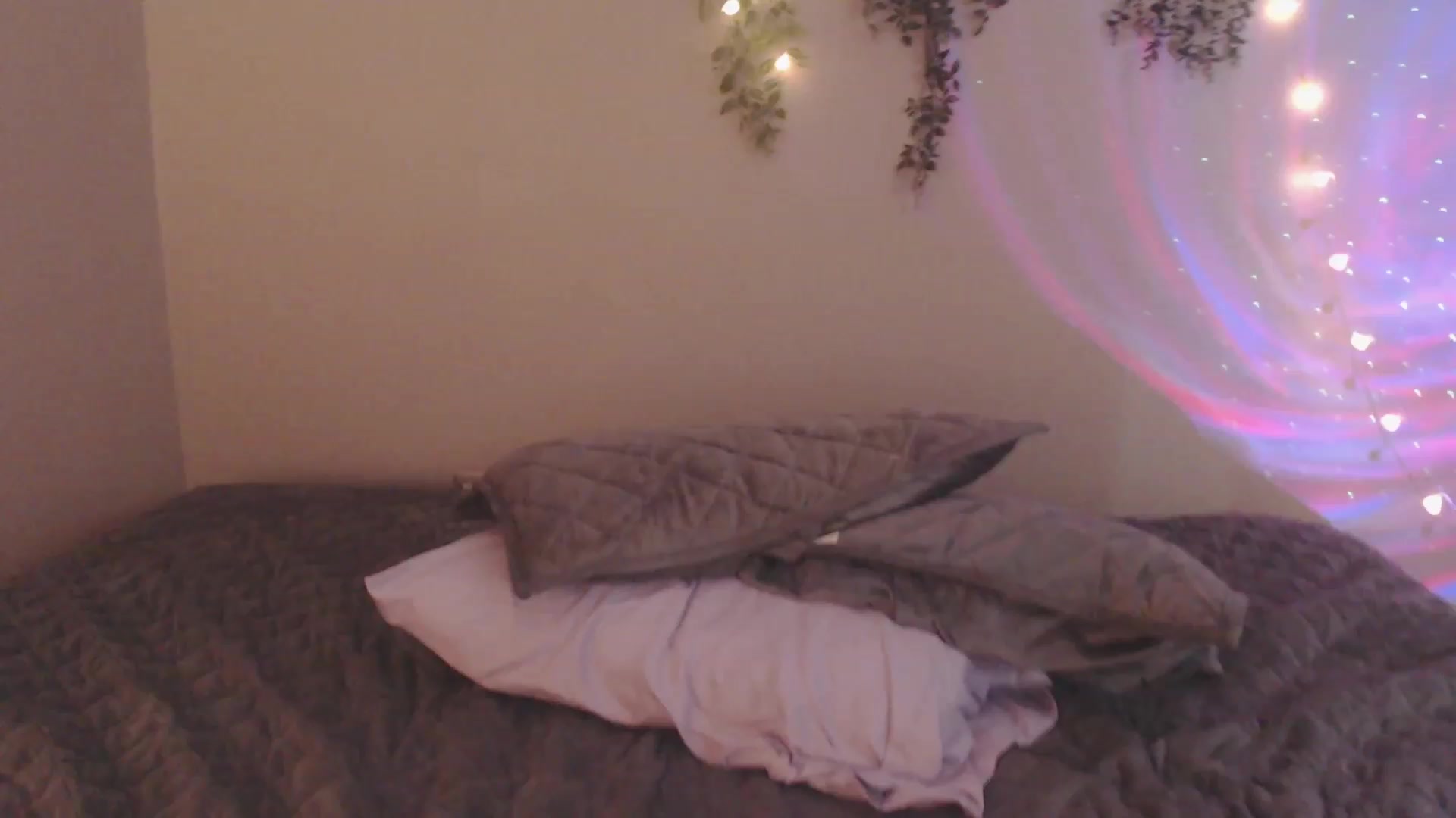 Gallery image thumbnail from Emmalovesit's myfreecams stream on, 04/21/2023, 17:21 image 15 of 20