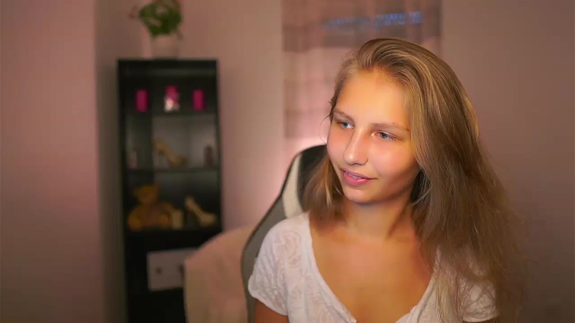 Gallery image thumbnail from Emmie_murray's myfreecams stream on, 09/26/2025, 15:35 image 16 of 20