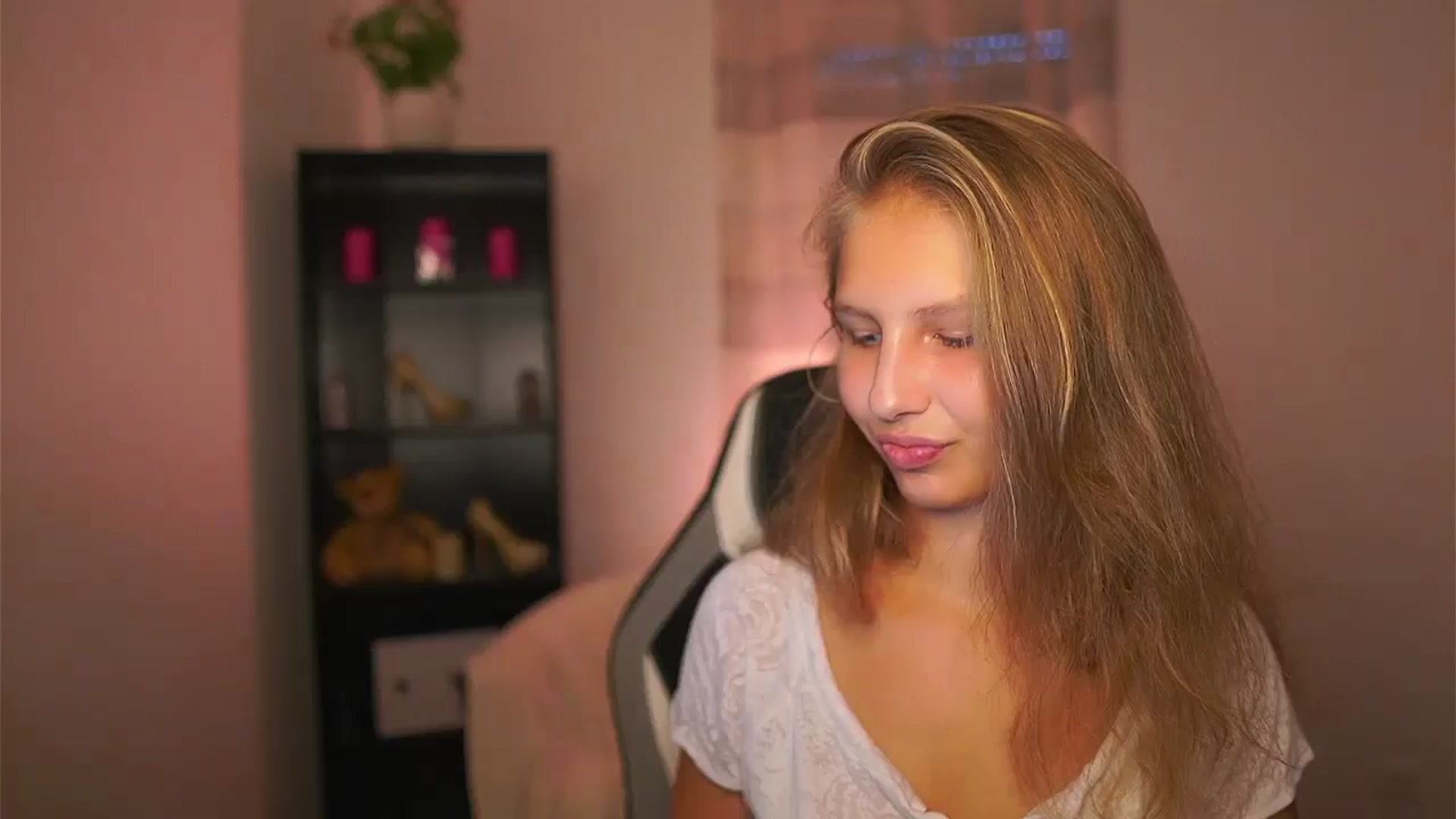 Gallery image thumbnail from Emmie_murray's myfreecams stream on, 09/26/2025, 15:35 image 17 of 20