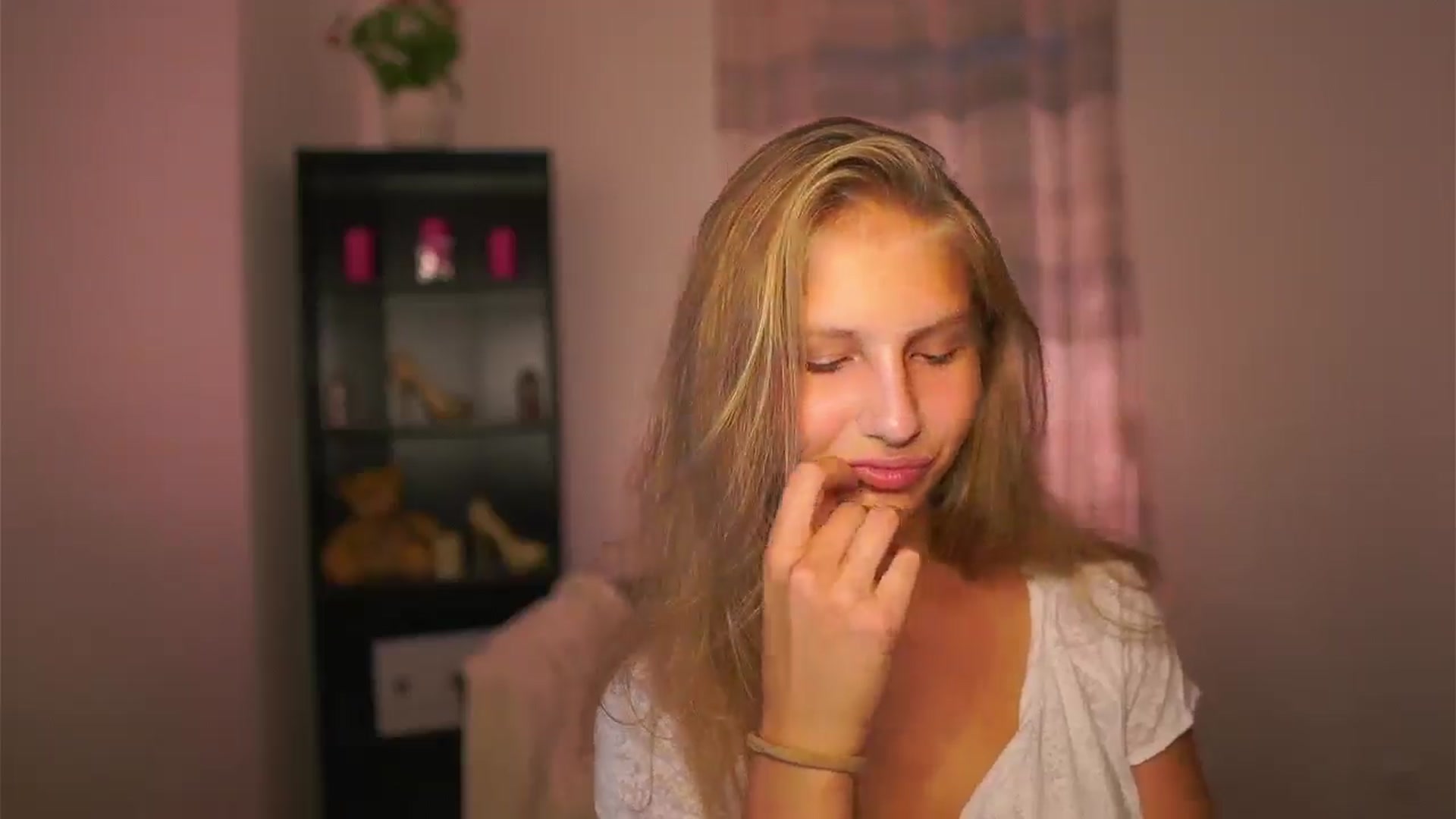 Gallery image thumbnail from Emmie_murray's myfreecams stream on, 09/26/2025, 17:03 image 12 of 20