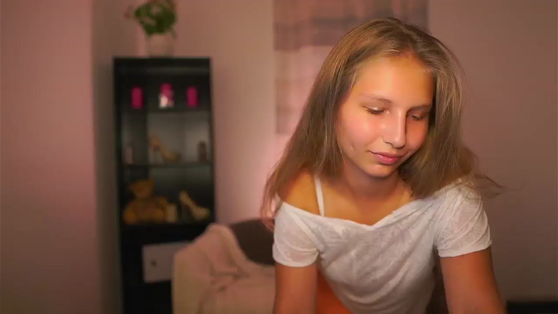 Gallery image thumbnail from Emmie_murray's myfreecams stream on, 09/26/2025, 17:03 image 17 of 20