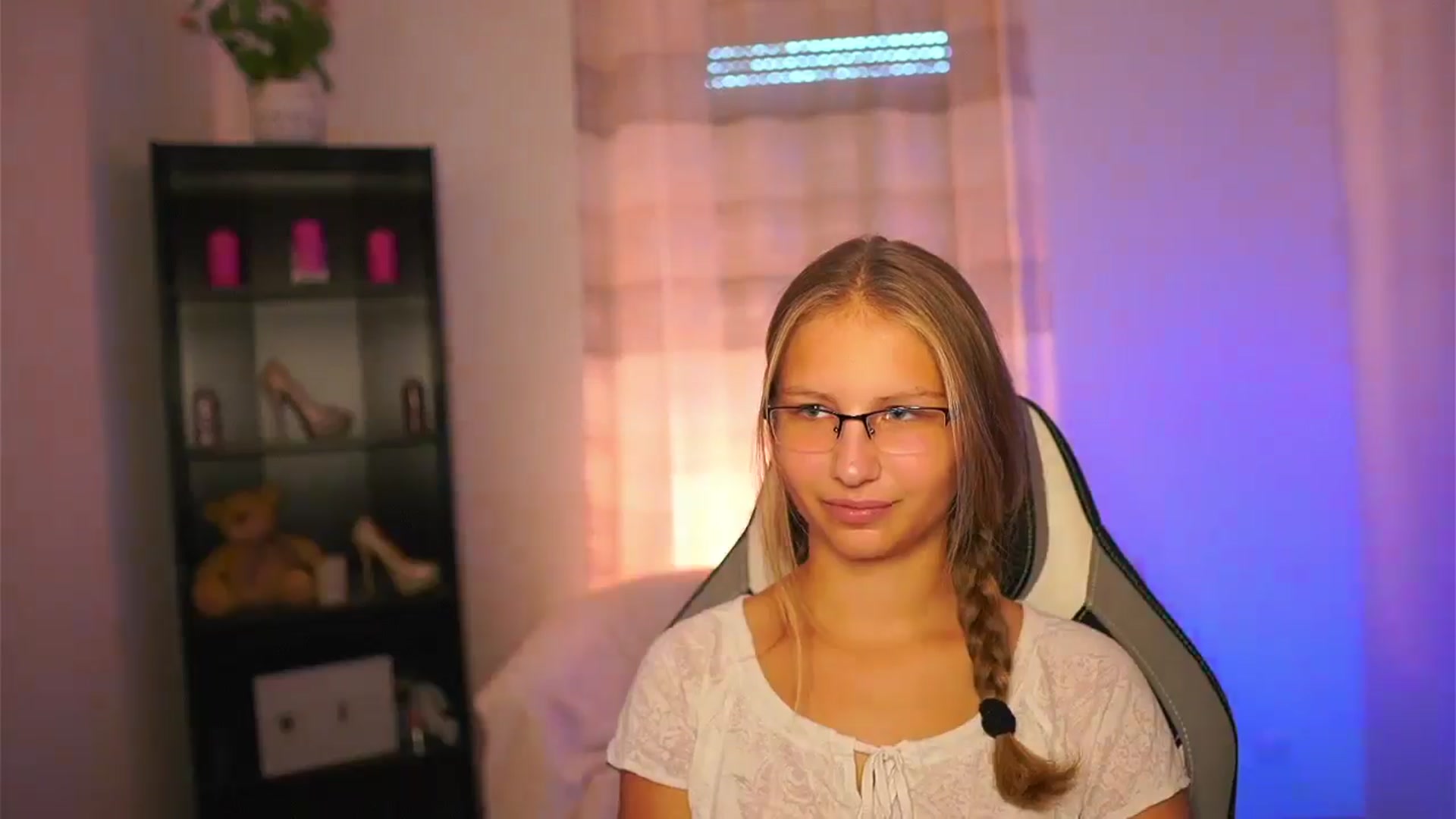 Gallery image thumbnail from Emmie_murray's myfreecams stream on, 09/28/2025, 13:37 image 13 of 20