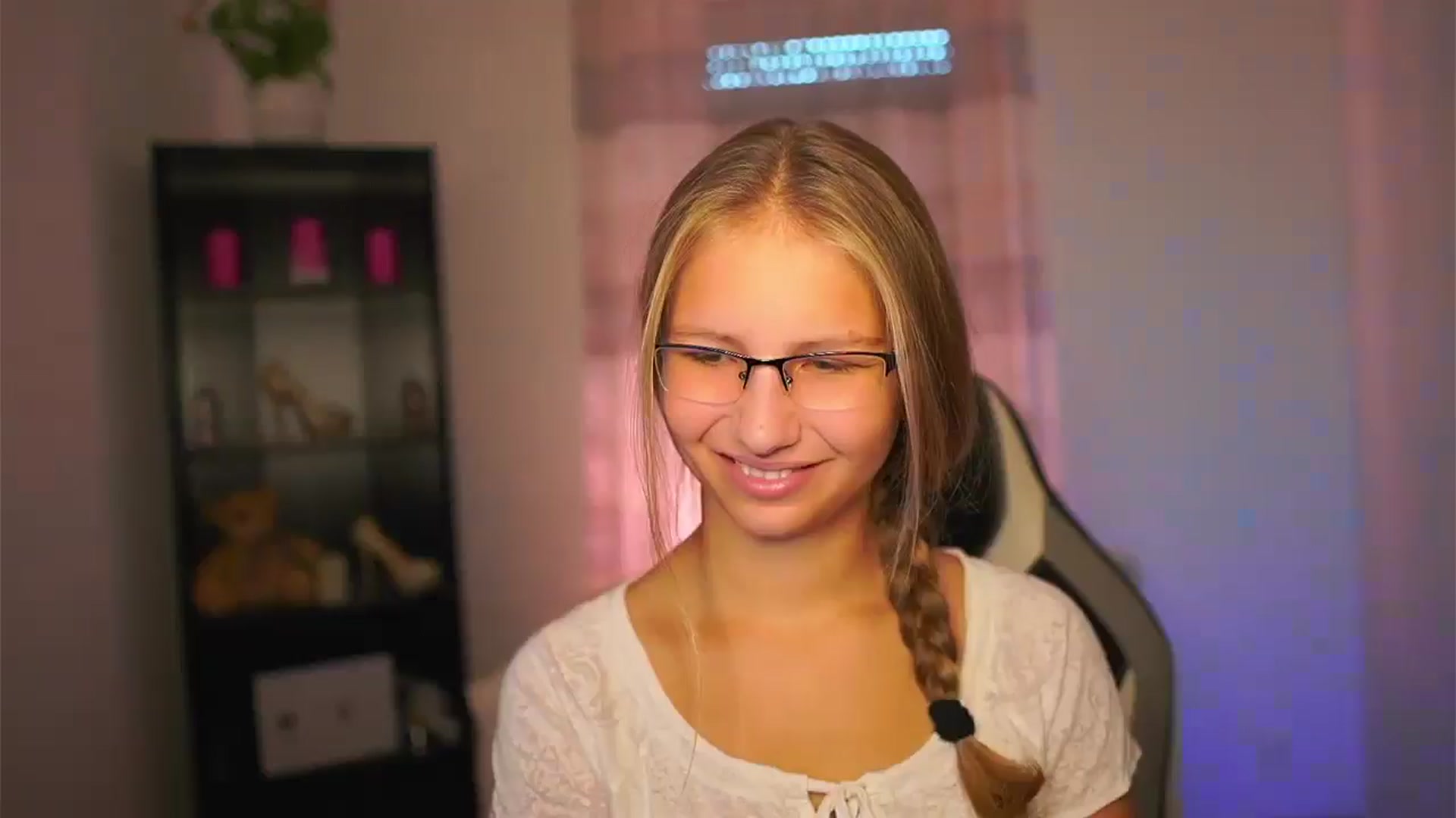 Gallery image thumbnail from Emmie_murray's myfreecams stream on, 09/28/2025, 13:37 image 1 of 20