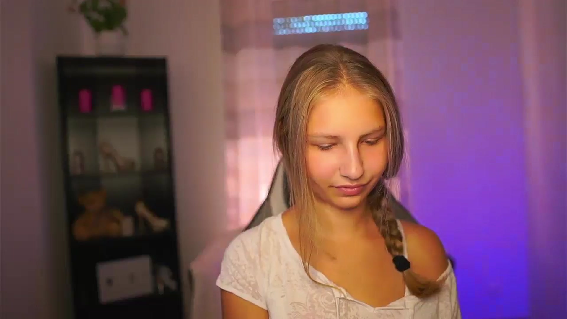 Gallery image thumbnail from Emmie_murray's myfreecams stream on, 09/28/2025, 14:06 image 16 of 20