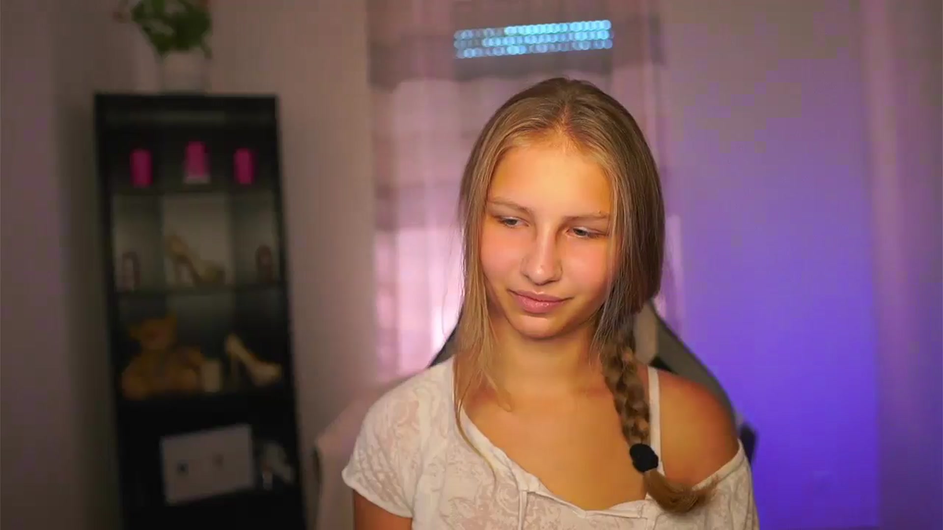 Gallery image thumbnail from Emmie_murray's myfreecams stream on, 09/28/2025, 14:06 image 14 of 20