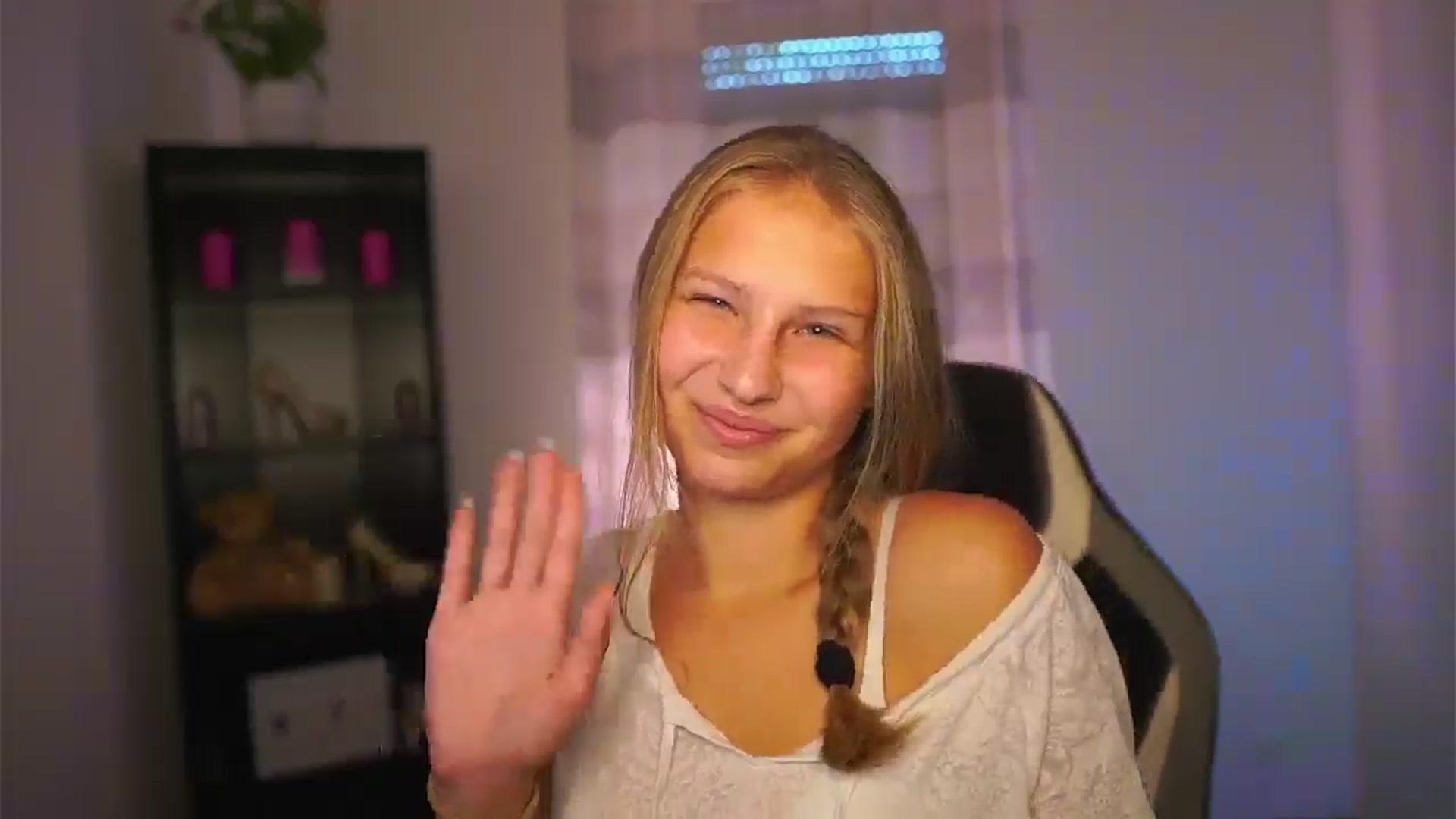 Gallery image thumbnail from Emmie_murray's myfreecams stream on, 09/28/2025, 14:06 image 12 of 20