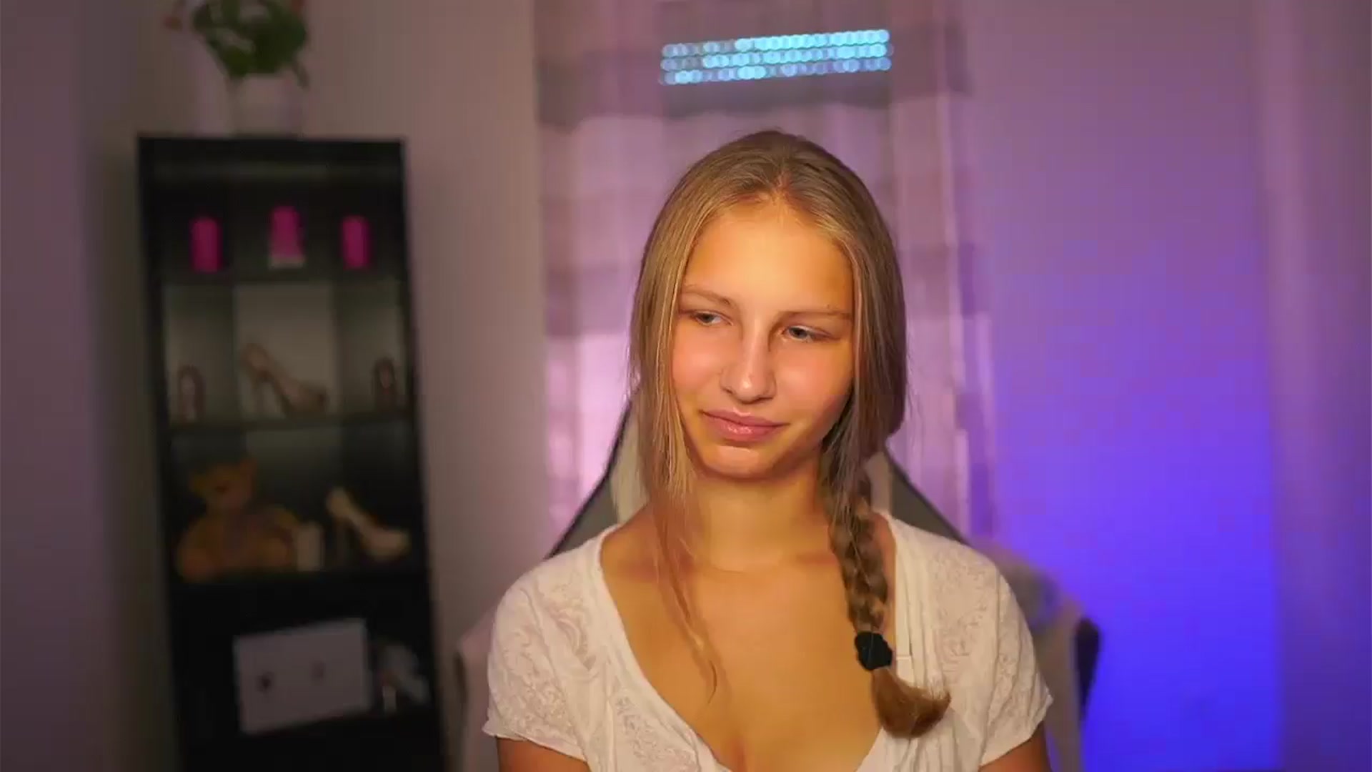 Gallery image thumbnail from Emmie_murray's myfreecams stream on, 09/28/2025, 14:06 image 1 of 20