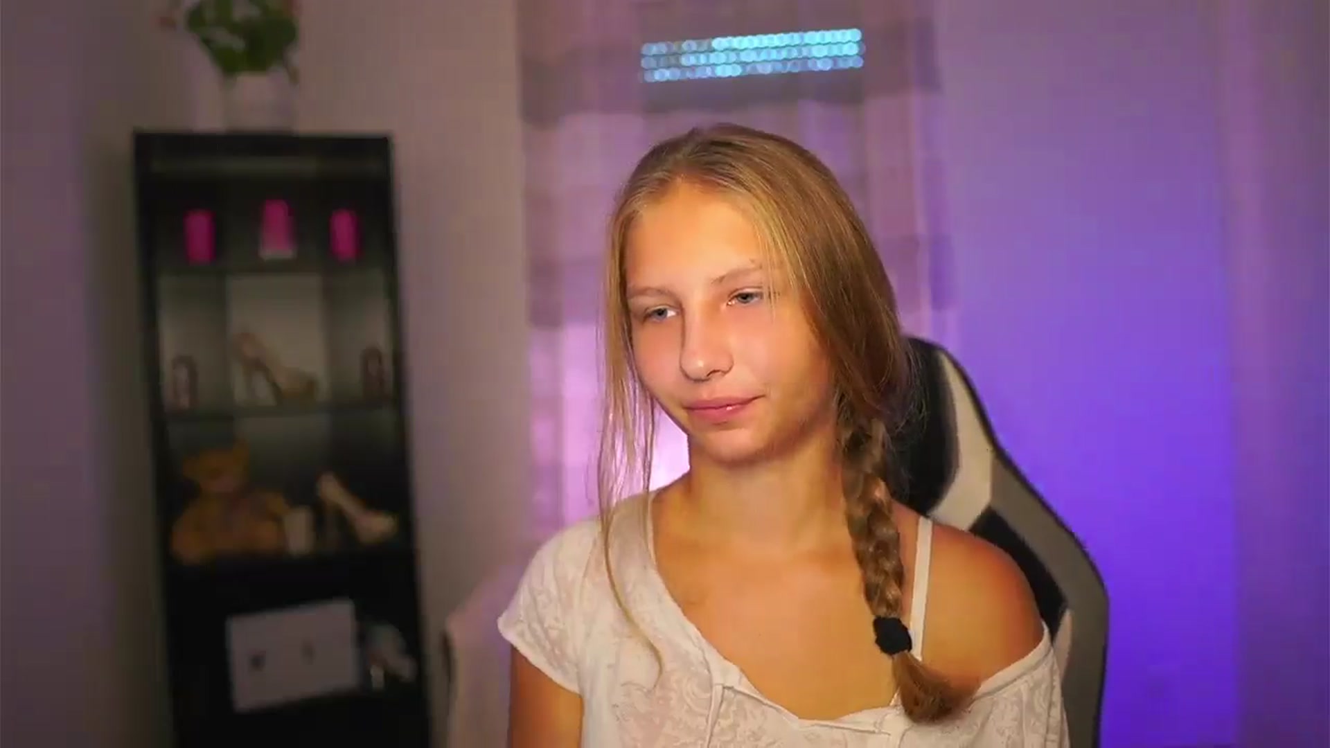 Gallery image thumbnail from Emmie_murray's myfreecams stream on, 09/28/2025, 14:06 image 15 of 20