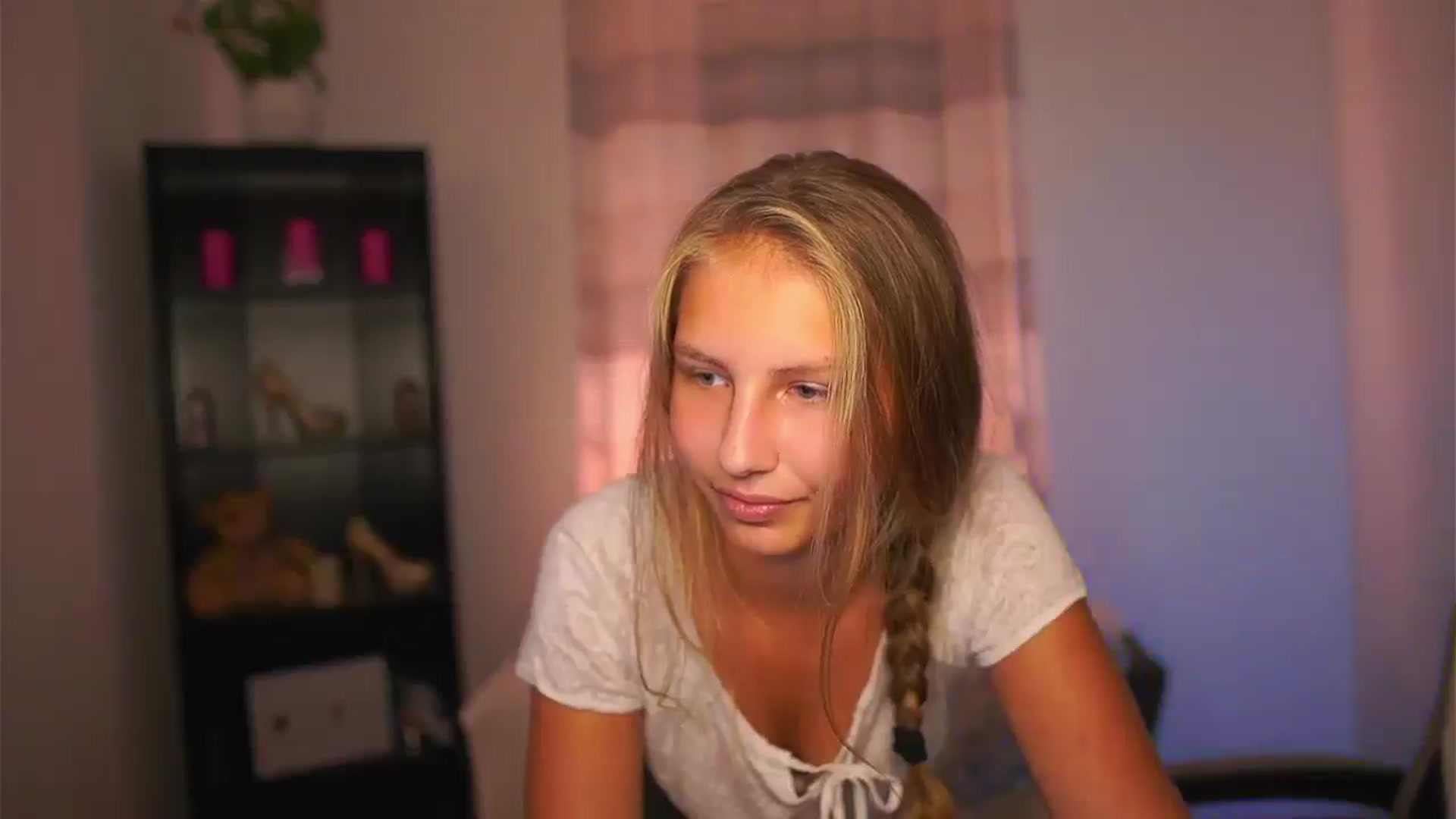 Gallery image thumbnail from Emmie_murray's myfreecams stream on, 09/28/2025, 17:13 image 16 of 20