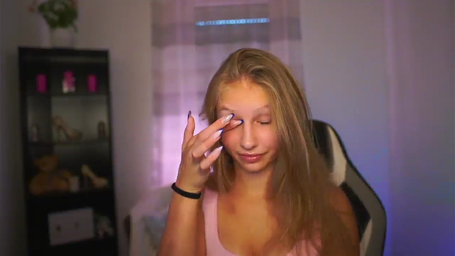 Gallery image thumbnail from Emmie_murray's myfreecams stream on, 10/01/2025, 14:08 image 18 of 20
