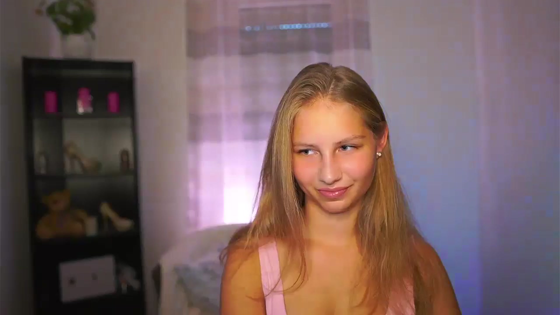 Gallery image thumbnail from Emmie_murray's myfreecams stream on, 10/01/2025, 14:08 image 13 of 20
