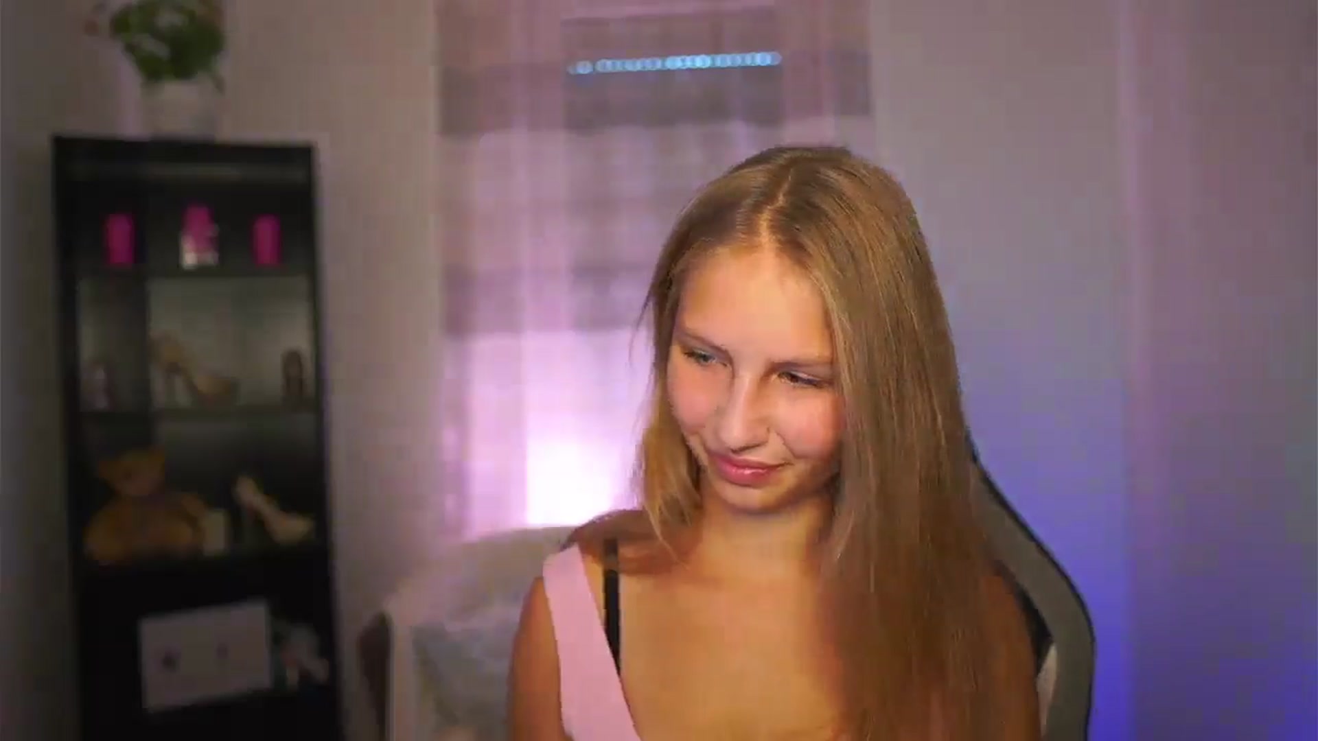 Gallery image thumbnail from Emmie_murray's myfreecams stream on, 10/01/2025, 14:38 image 17 of 20