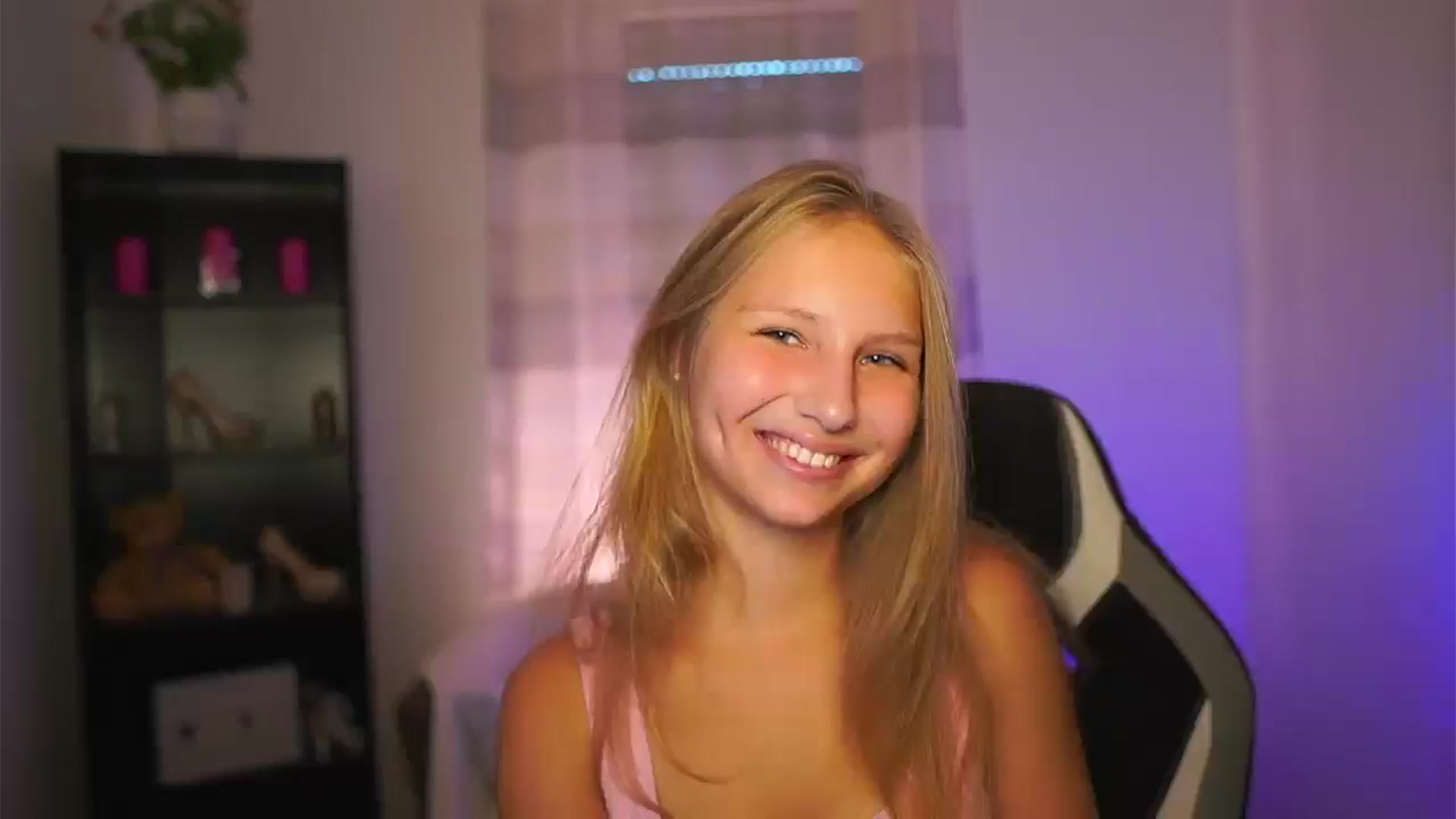 Gallery image thumbnail from Emmie_murray's myfreecams stream on, 10/01/2025, 14:38 image 3 of 20