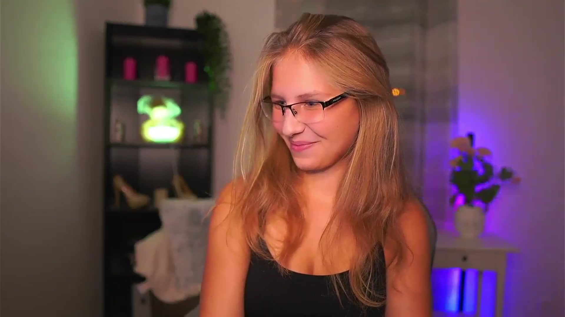 Gallery image thumbnail from Emmie_murray's myfreecams stream on, 10/03/2025, 18:57 image 8 of 20