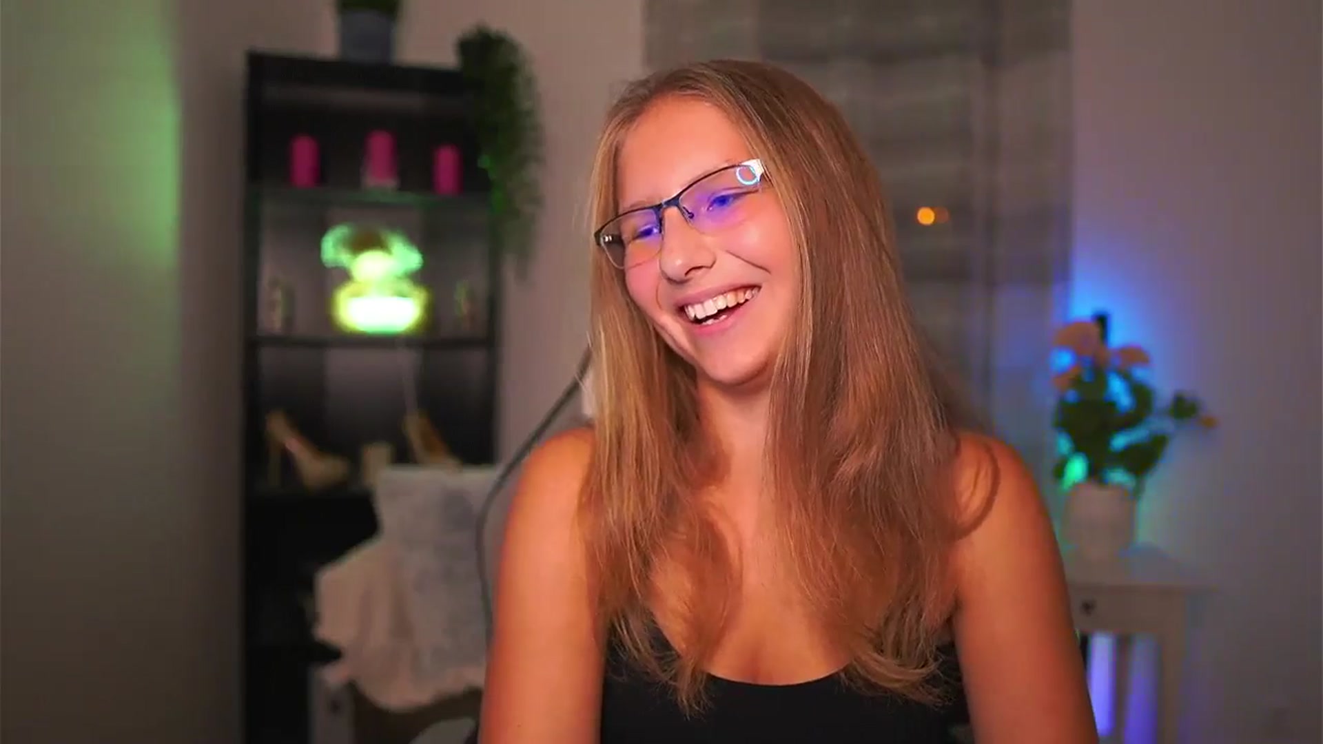Gallery image thumbnail from Emmie_murray's myfreecams stream on, 10/03/2025, 18:57 image 19 of 20