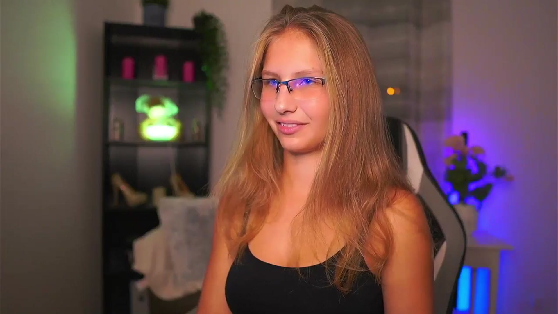 Gallery image thumbnail from Emmie_murray's myfreecams stream on, 10/03/2025, 18:57 image 6 of 20