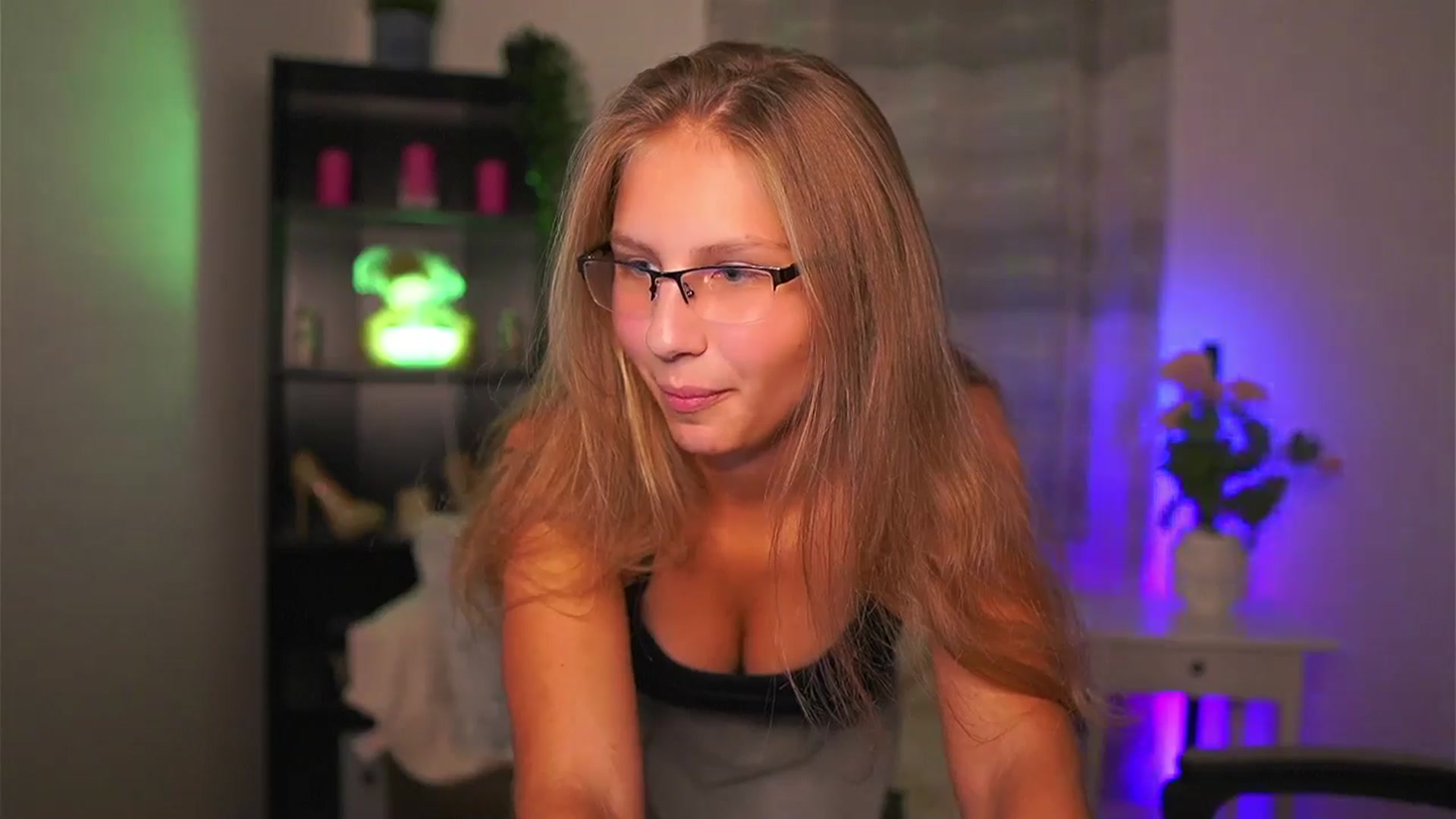 Gallery image thumbnail from Emmie_murray's myfreecams stream on, 10/03/2025, 19:58 image 4 of 20