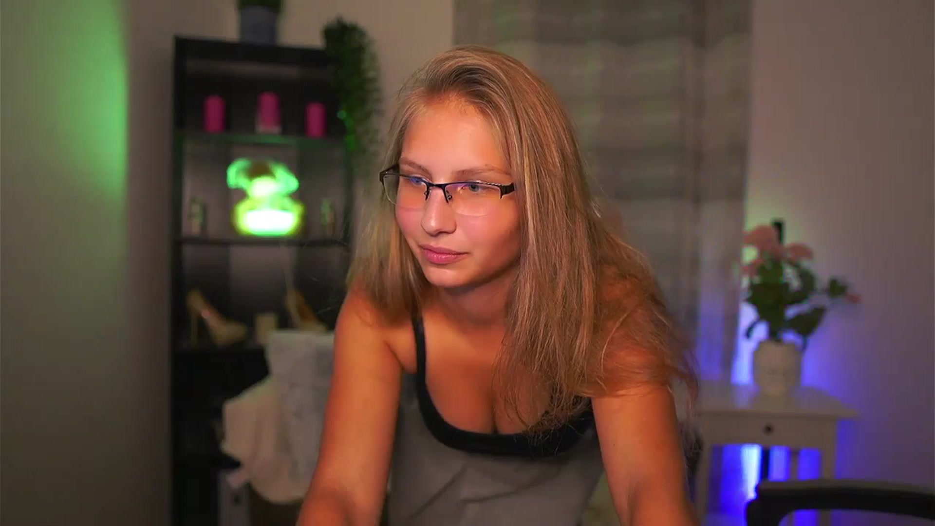 Gallery image thumbnail from Emmie_murray's myfreecams stream on, 10/03/2025, 19:58 image 10 of 20