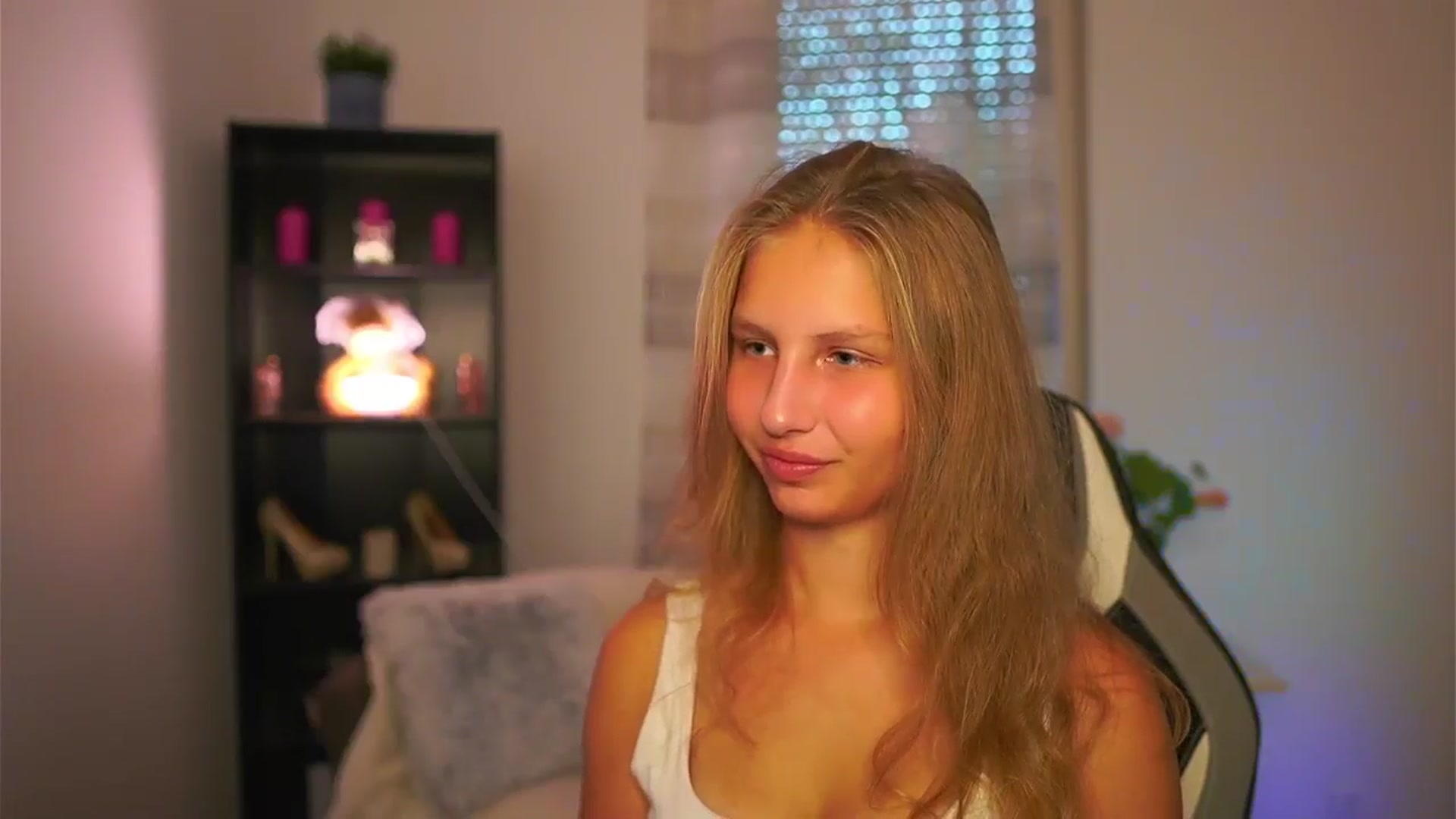 Gallery image thumbnail from Emmie_murray's myfreecams stream on, 10/09/2025, 14:12 image 2 of 20