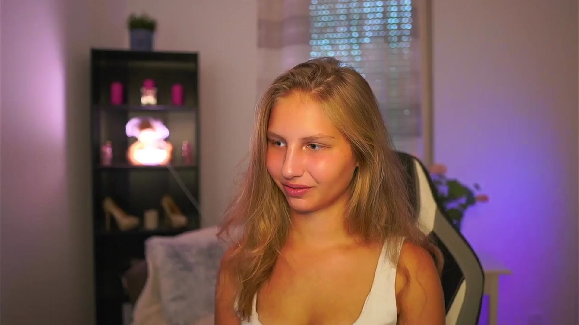 Gallery image thumbnail from Emmie_murray's myfreecams stream on, 10/09/2025, 14:12 image 9 of 20