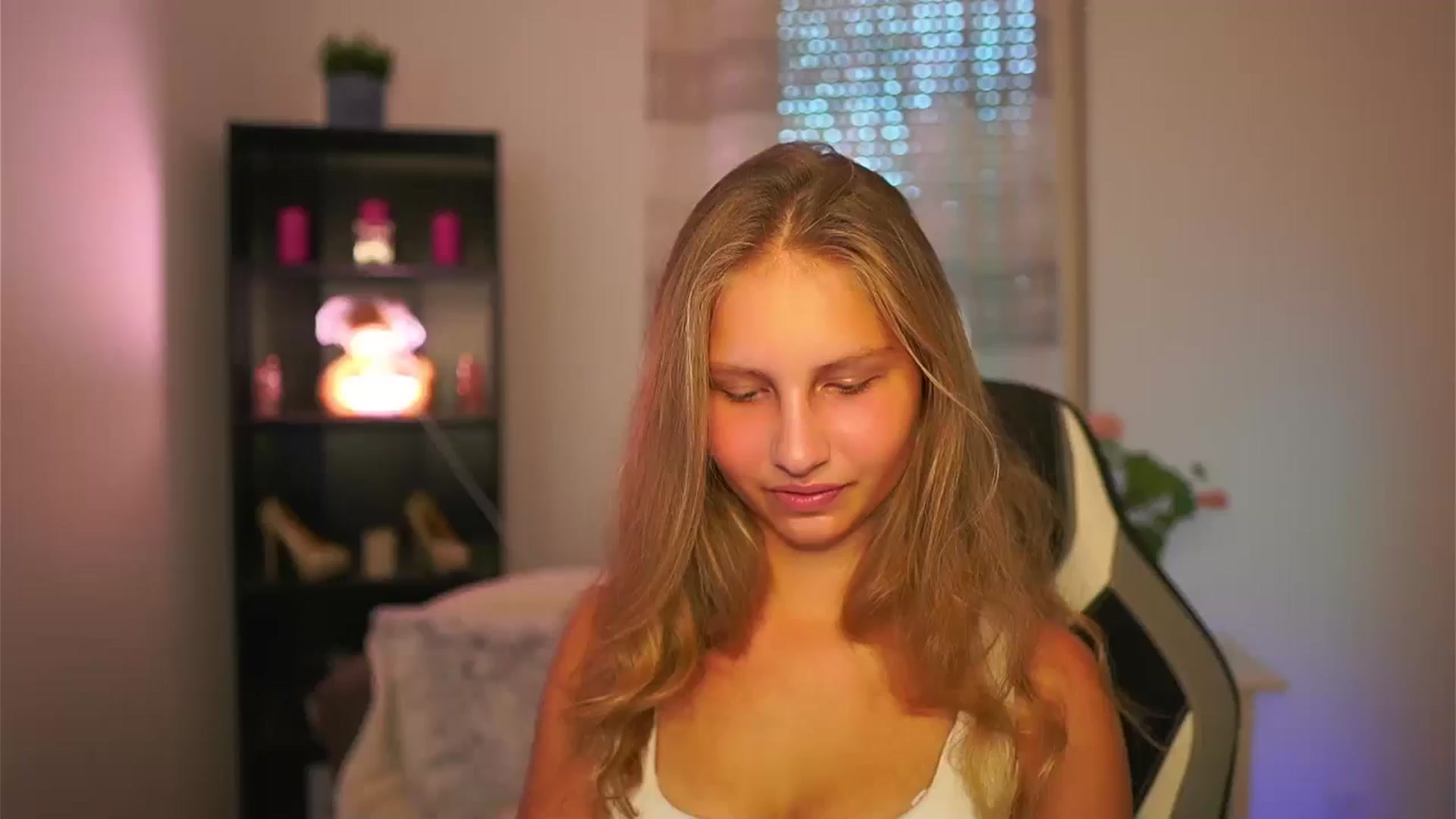 Gallery image thumbnail from Emmie_murray's myfreecams stream on, 10/09/2025, 14:12 image 17 of 20